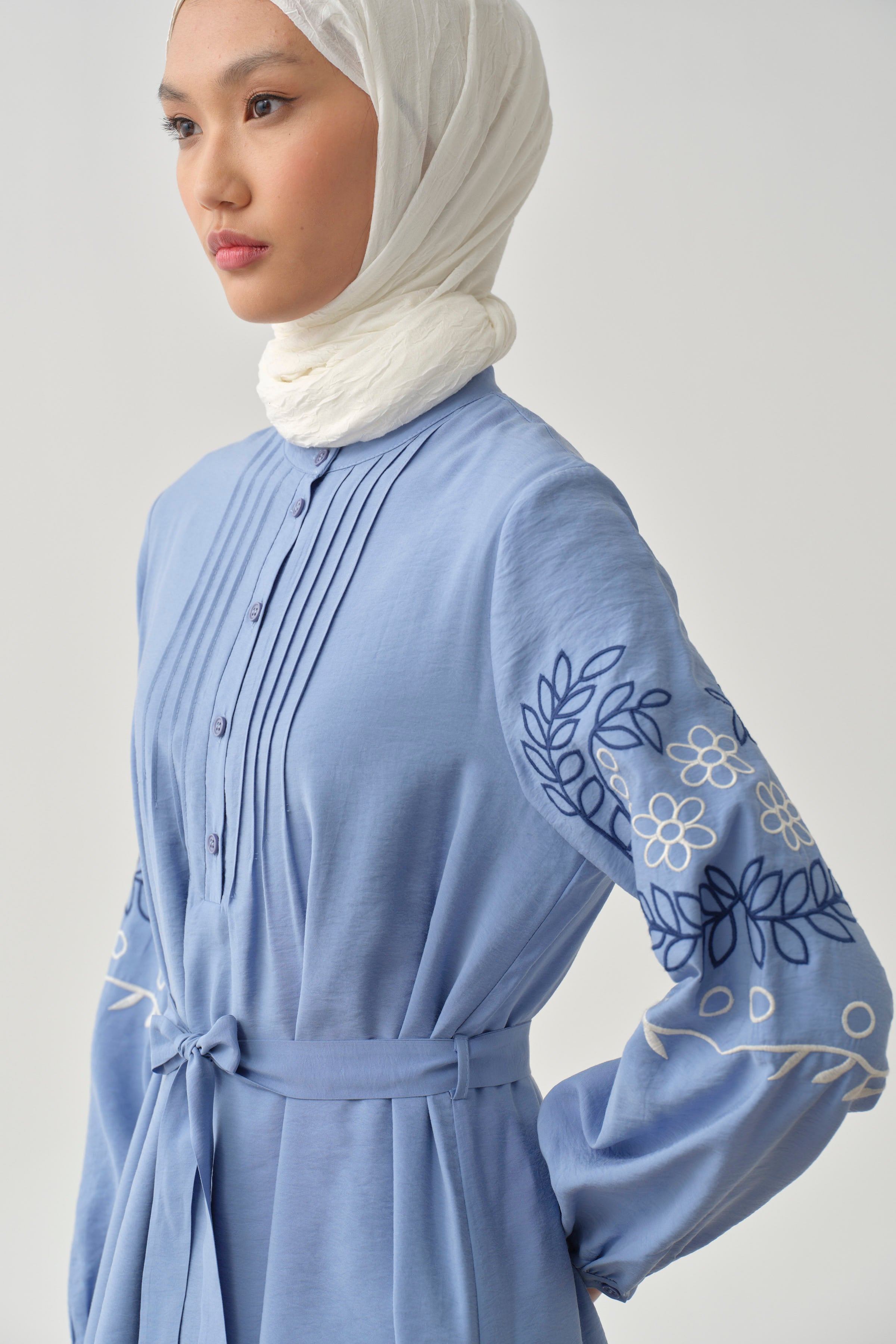 Hakim Yaka Kolları Nakışlı Elbise - Mavi TUGBA