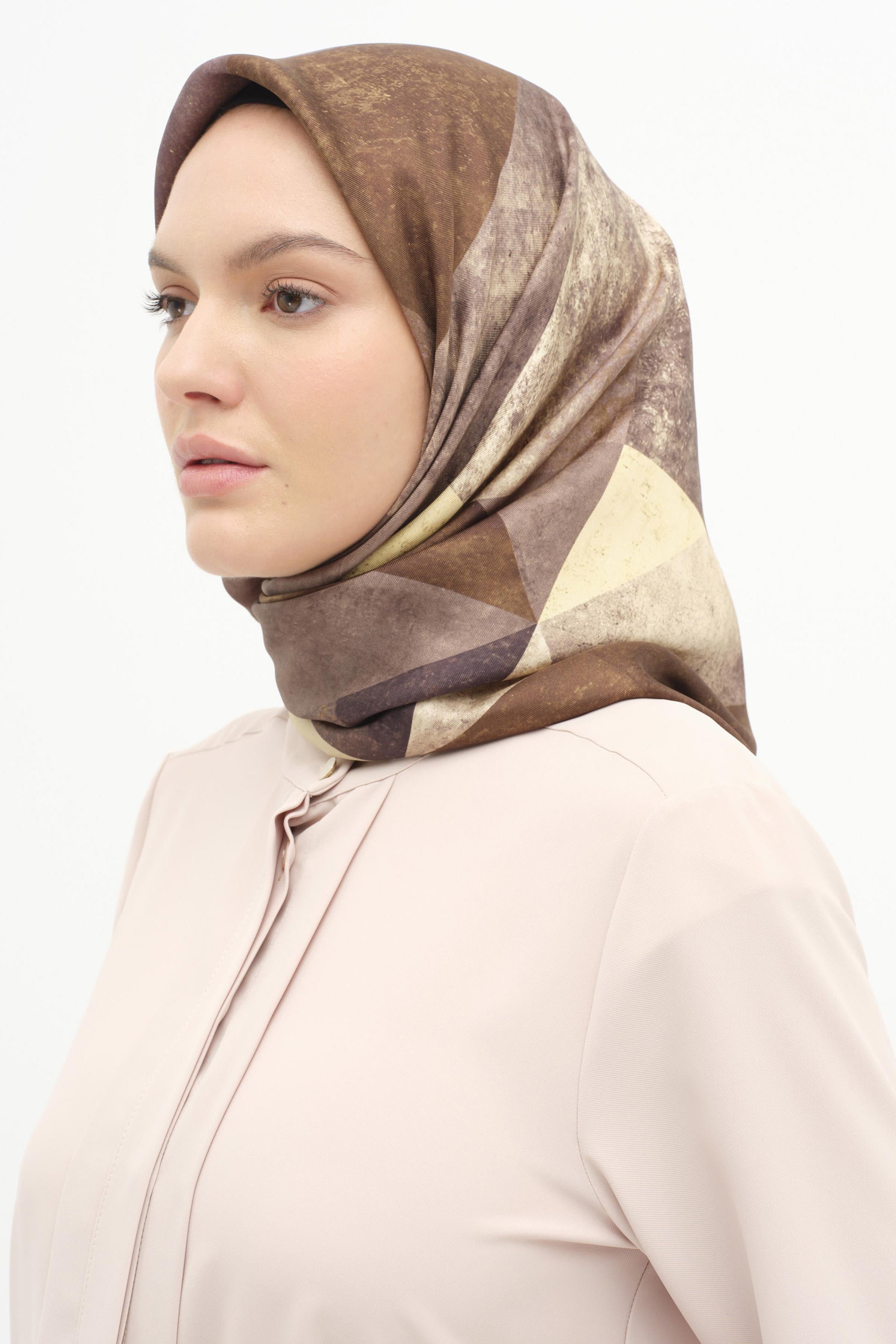 Hakim Yaka Pile Detaylı Gömlek - Bej TUGBA