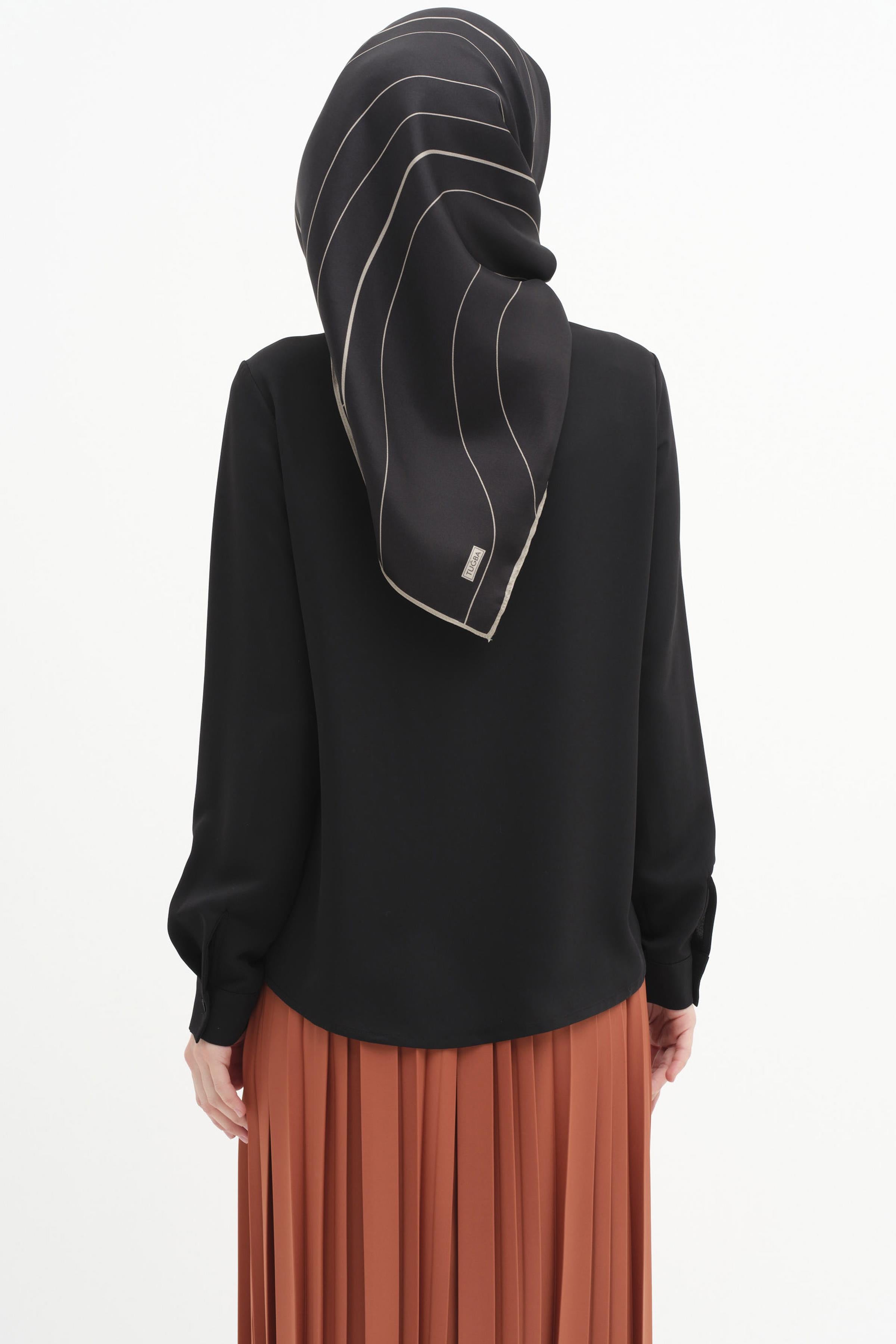 Hakim Yaka Pile Detaylı Gömlek - Siyah TUGBA