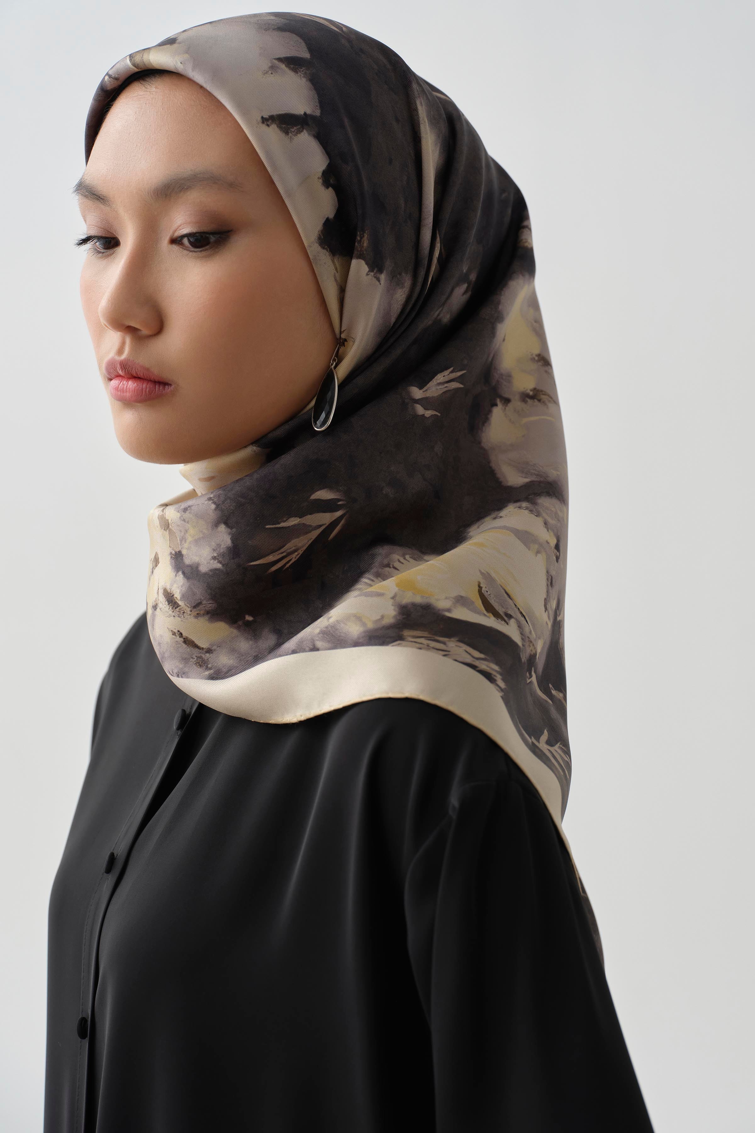 Hakim Yakalı Yırtmaçlı Tunik - Siyah TUGBA