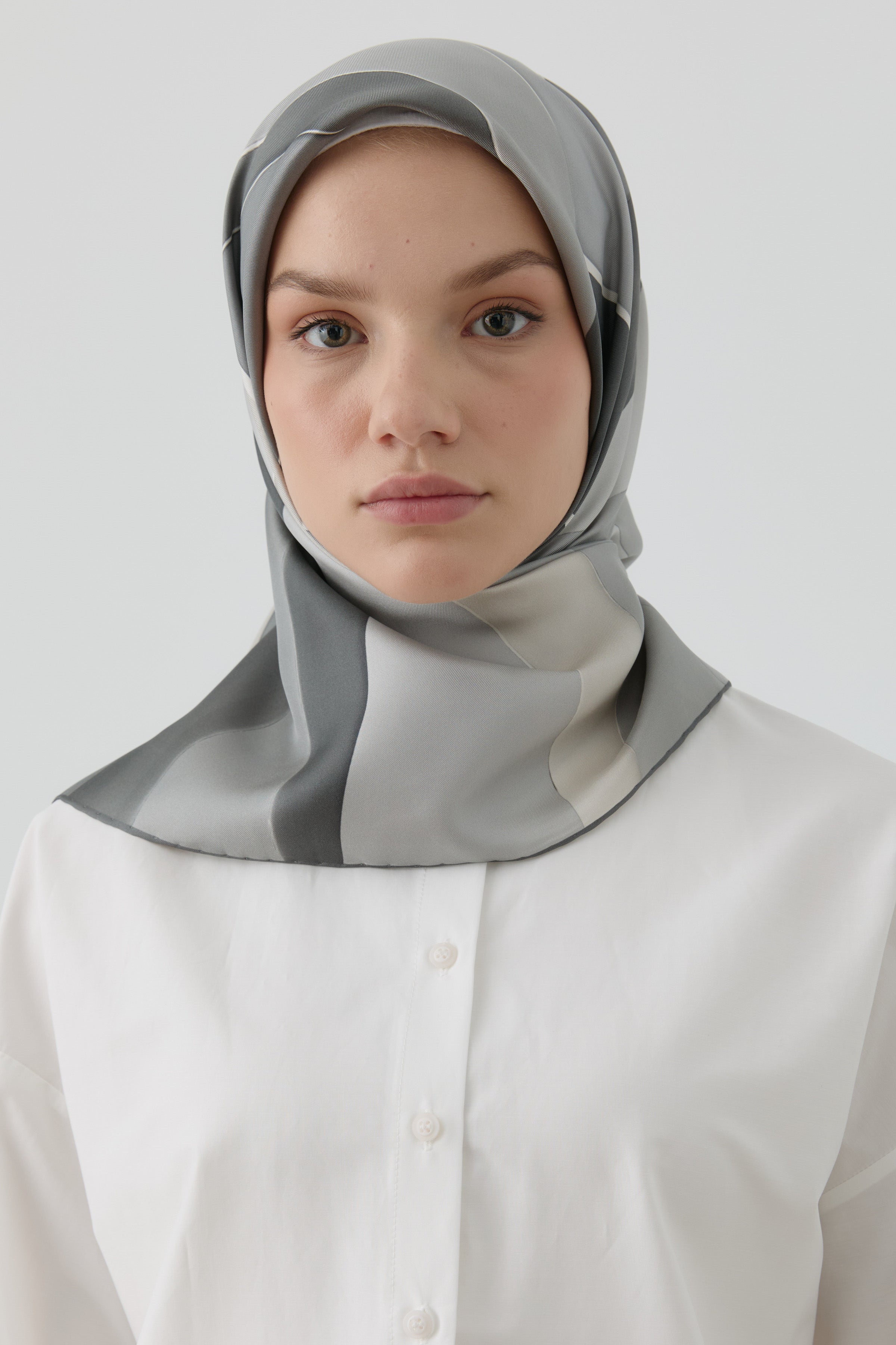 Ilgın Twill İpek Eşarp - Gri TUGBA