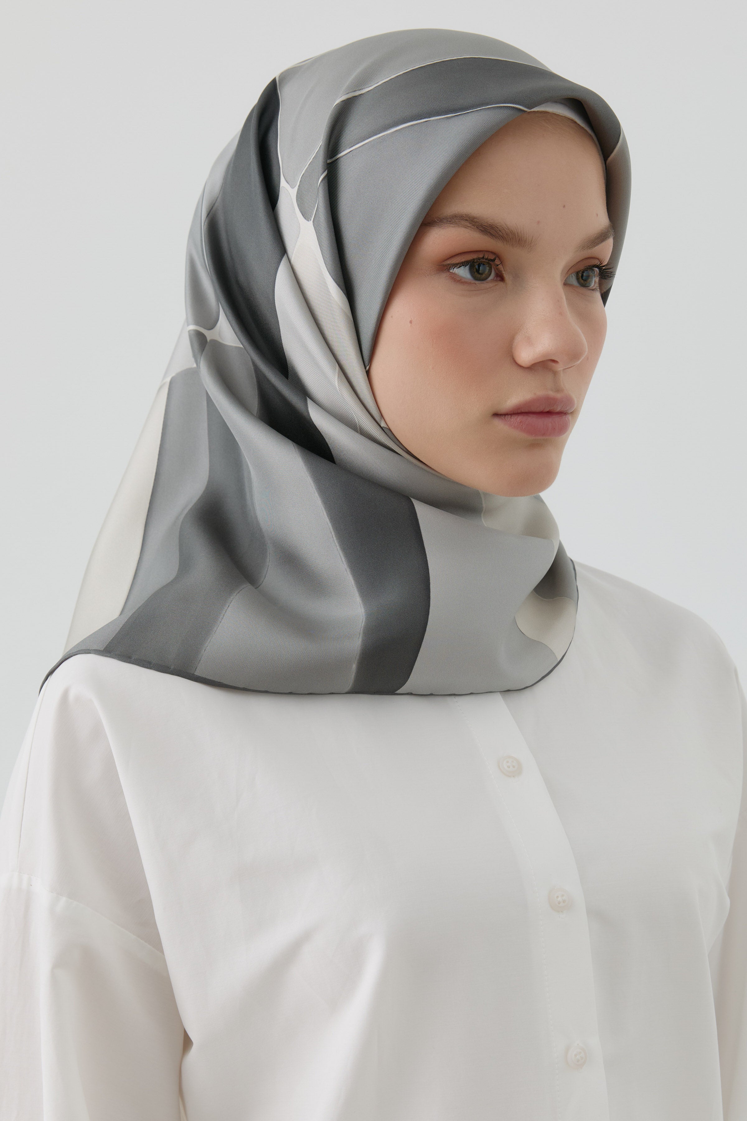 Ilgın Twill İpek Eşarp - Gri TUGBA