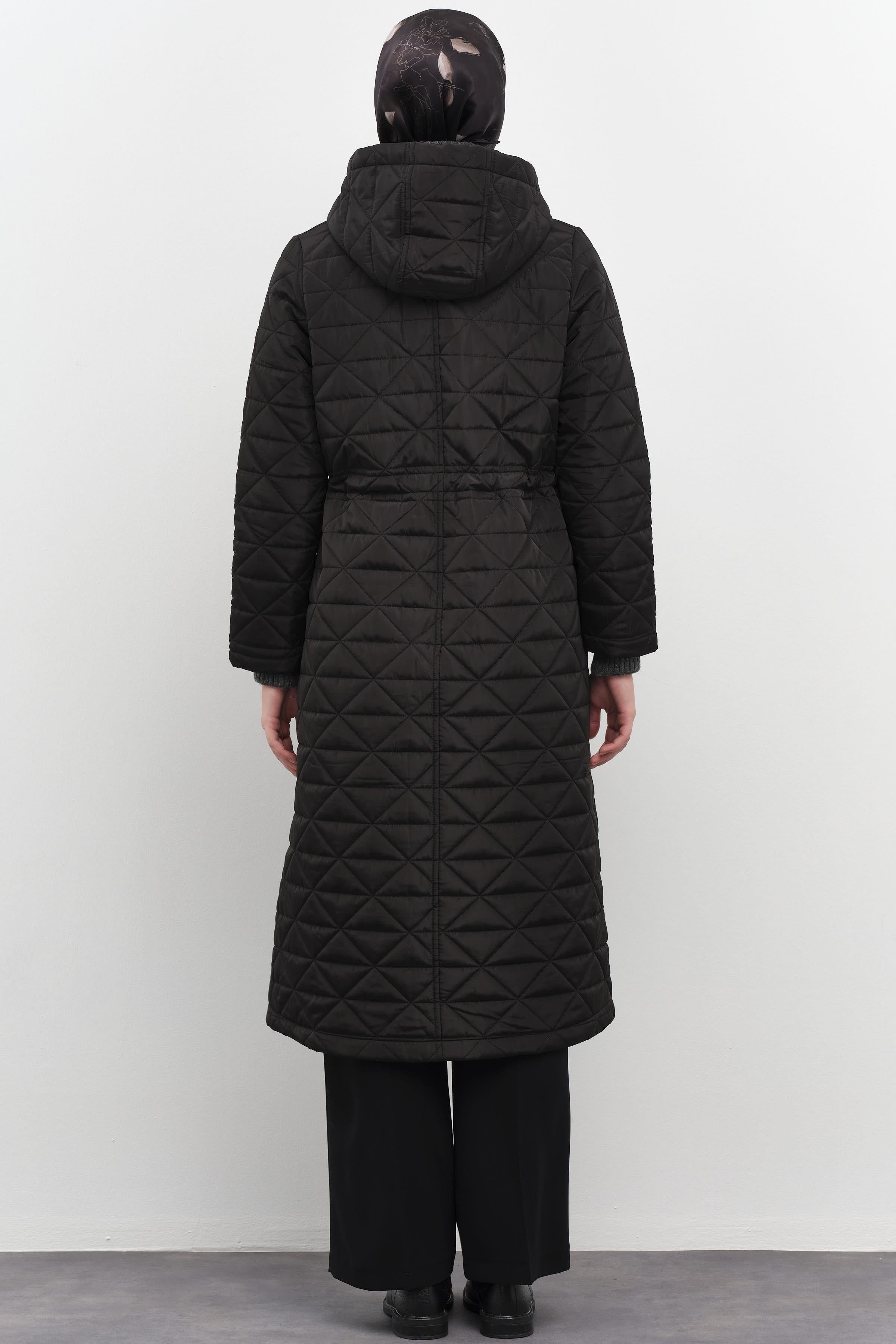 Kapüşonlu Altıgen Desenli Kapitone Kaban - Siyah TUGBA