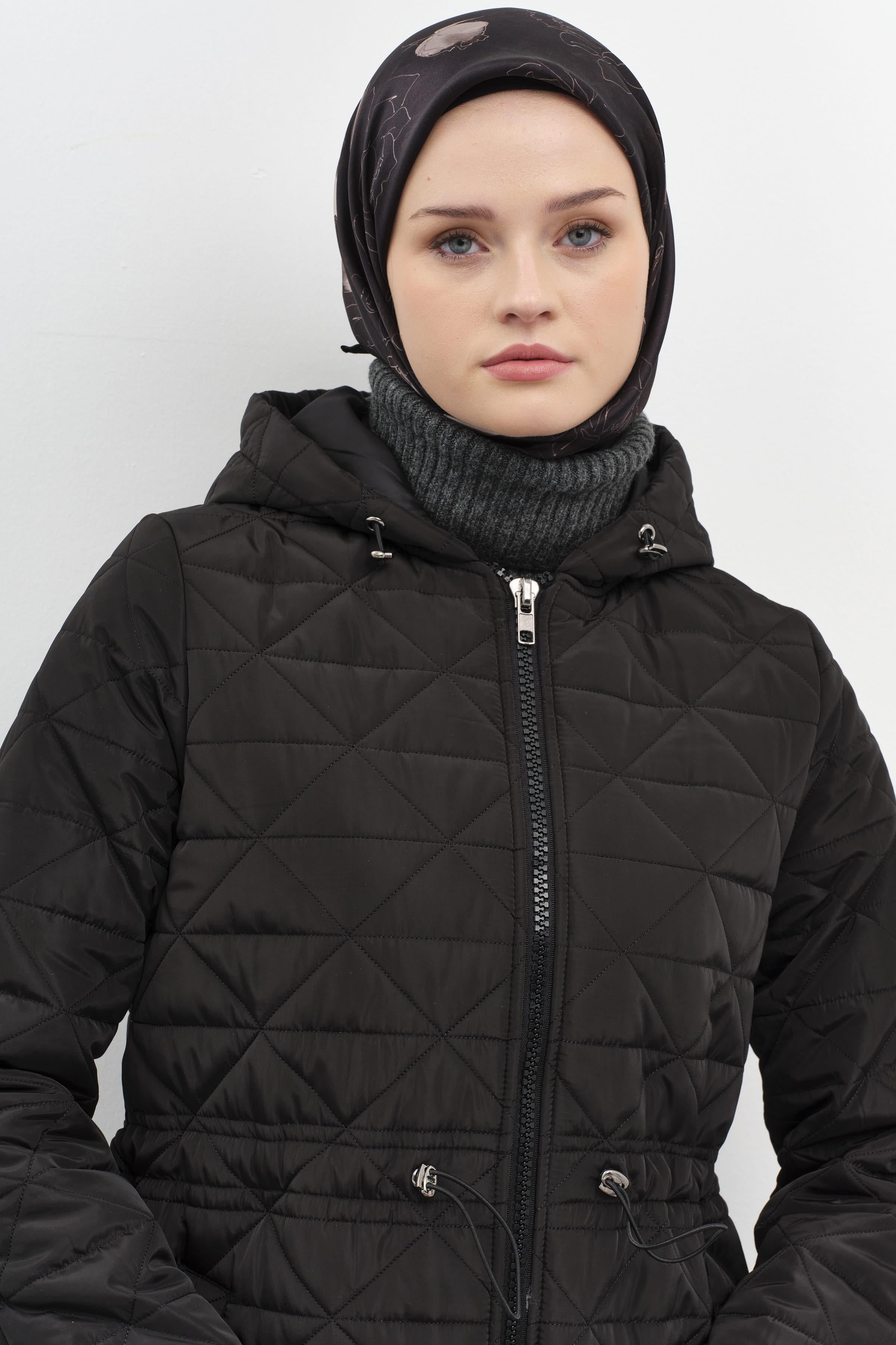 Kapüşonlu Altıgen Desenli Kapitone Kaban - Siyah TUGBA