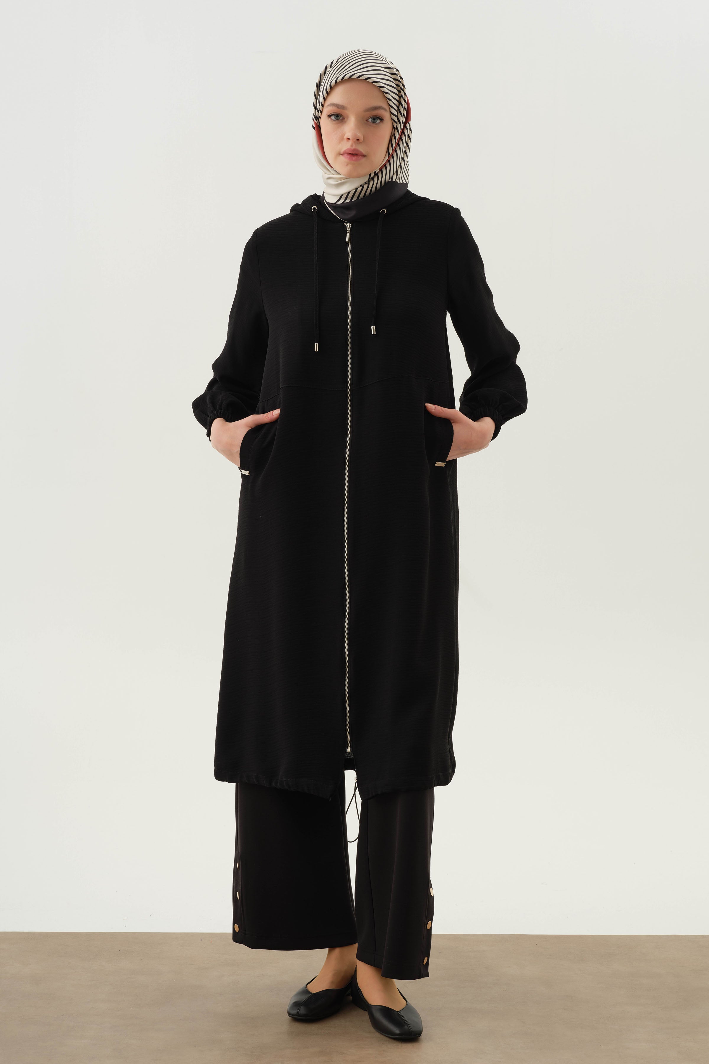 Kapüşonlu Bel Kesikli Kap - Siyah TUGBA