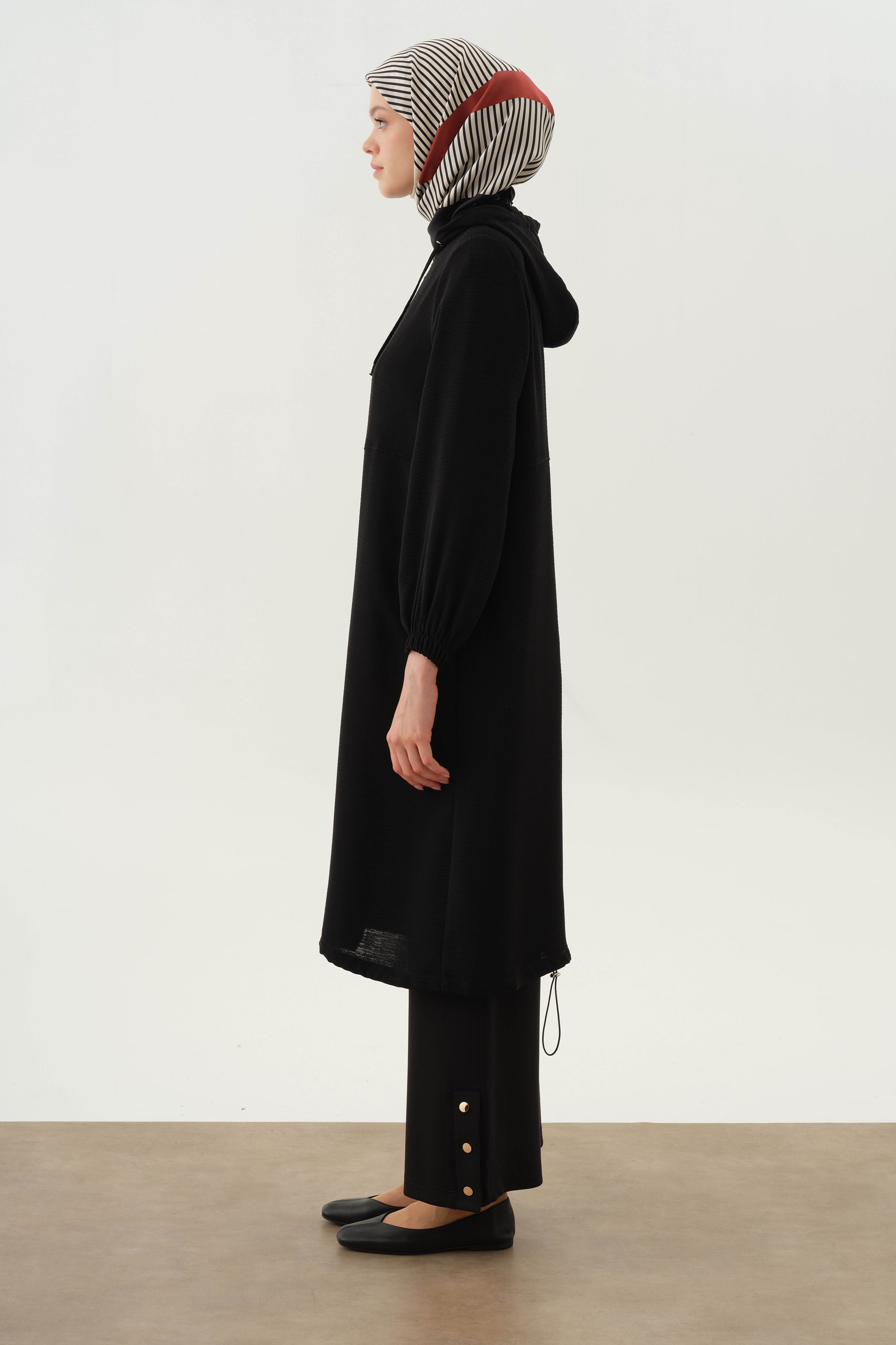 Kapüşonlu Bel Kesikli Kap - Siyah TUGBA