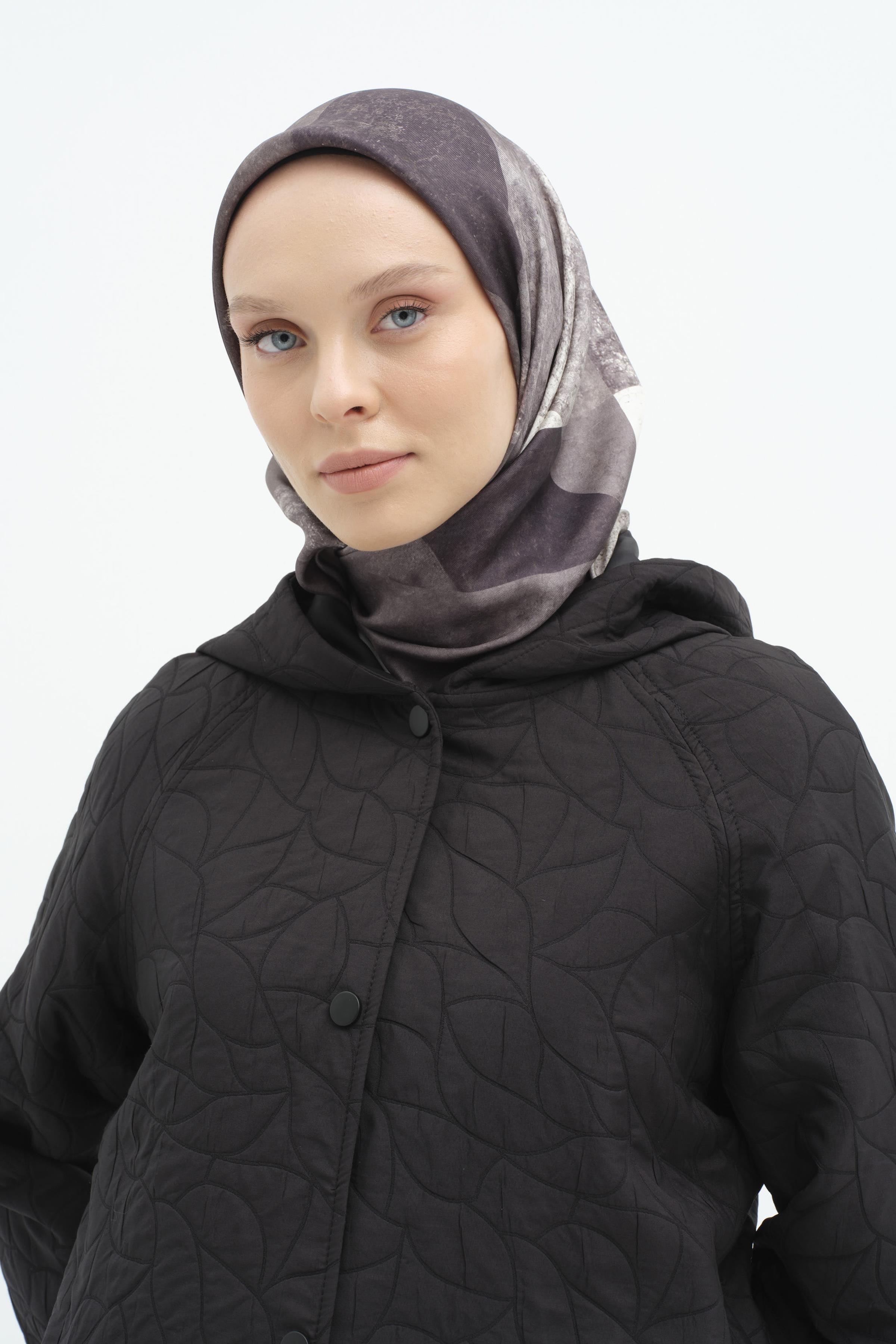 Kapüşonlu Çıtçıt Kapamalı İnce Kapitone Kap - Siyah TUGBA