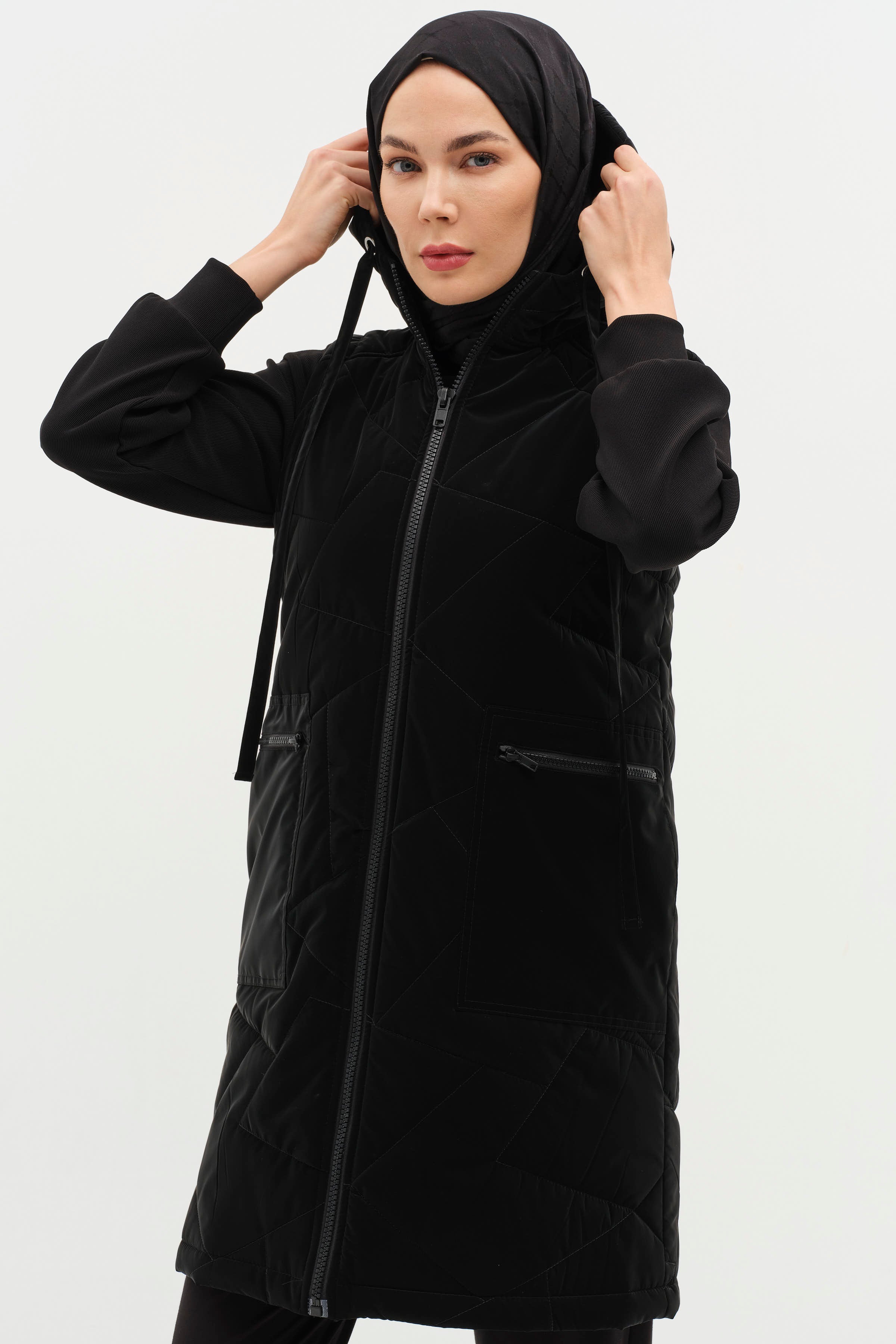 Kapüşonlu Fermuar Cepli Kapitone Yelek - Siyah TUGBA