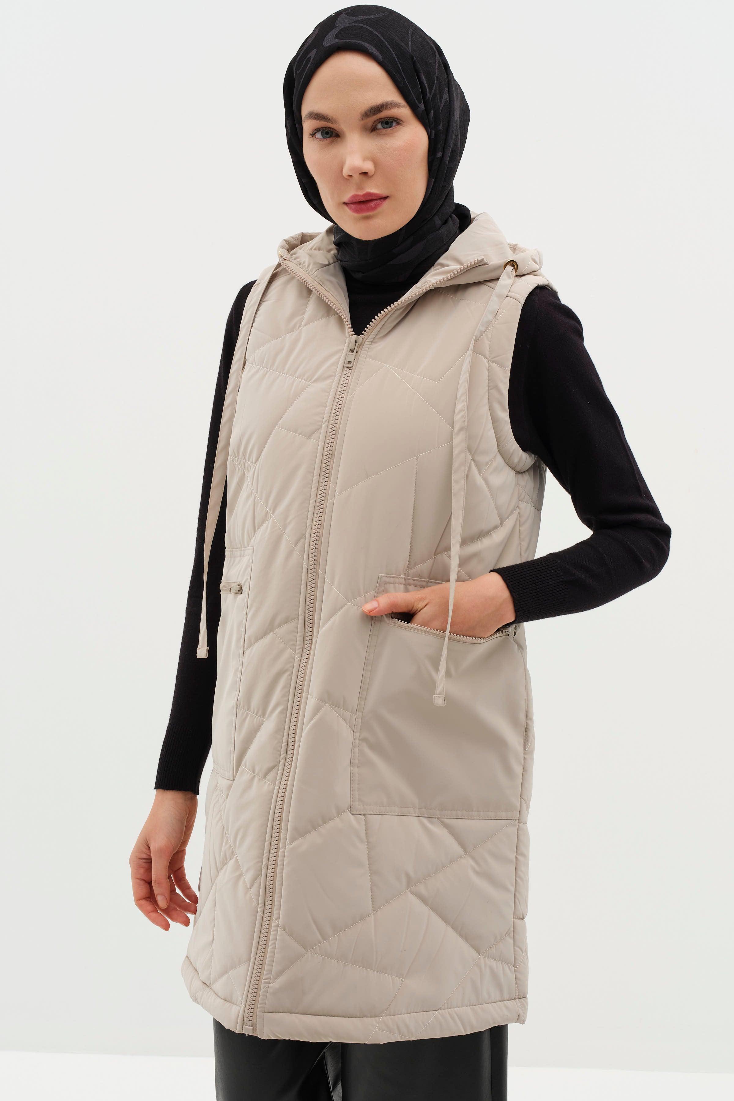 Kapüşonlu Fermuar Cepli Kapitone Yelek - Taş TUGBA
