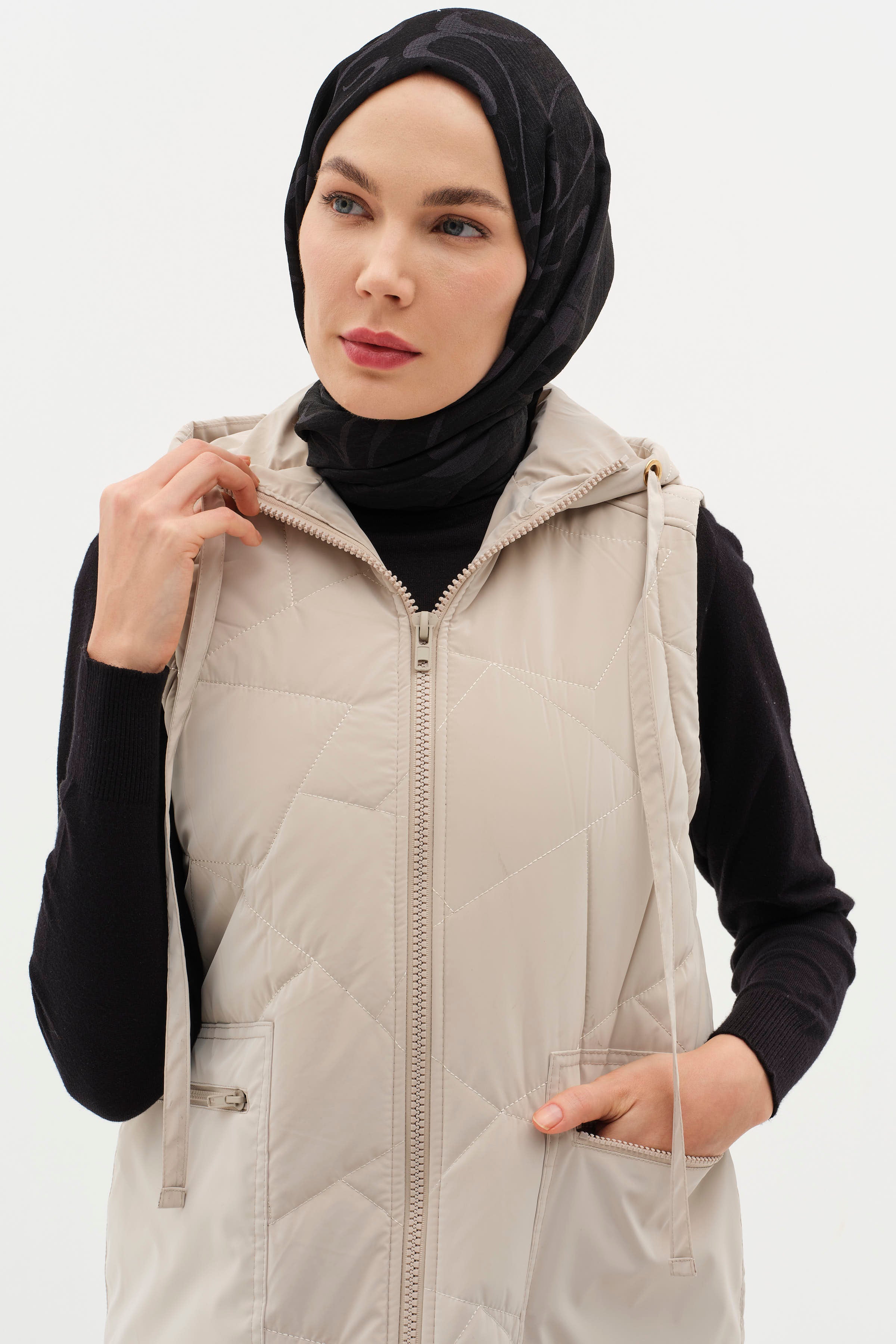 Kapüşonlu Fermuar Cepli Kapitone Yelek - Taş TUGBA