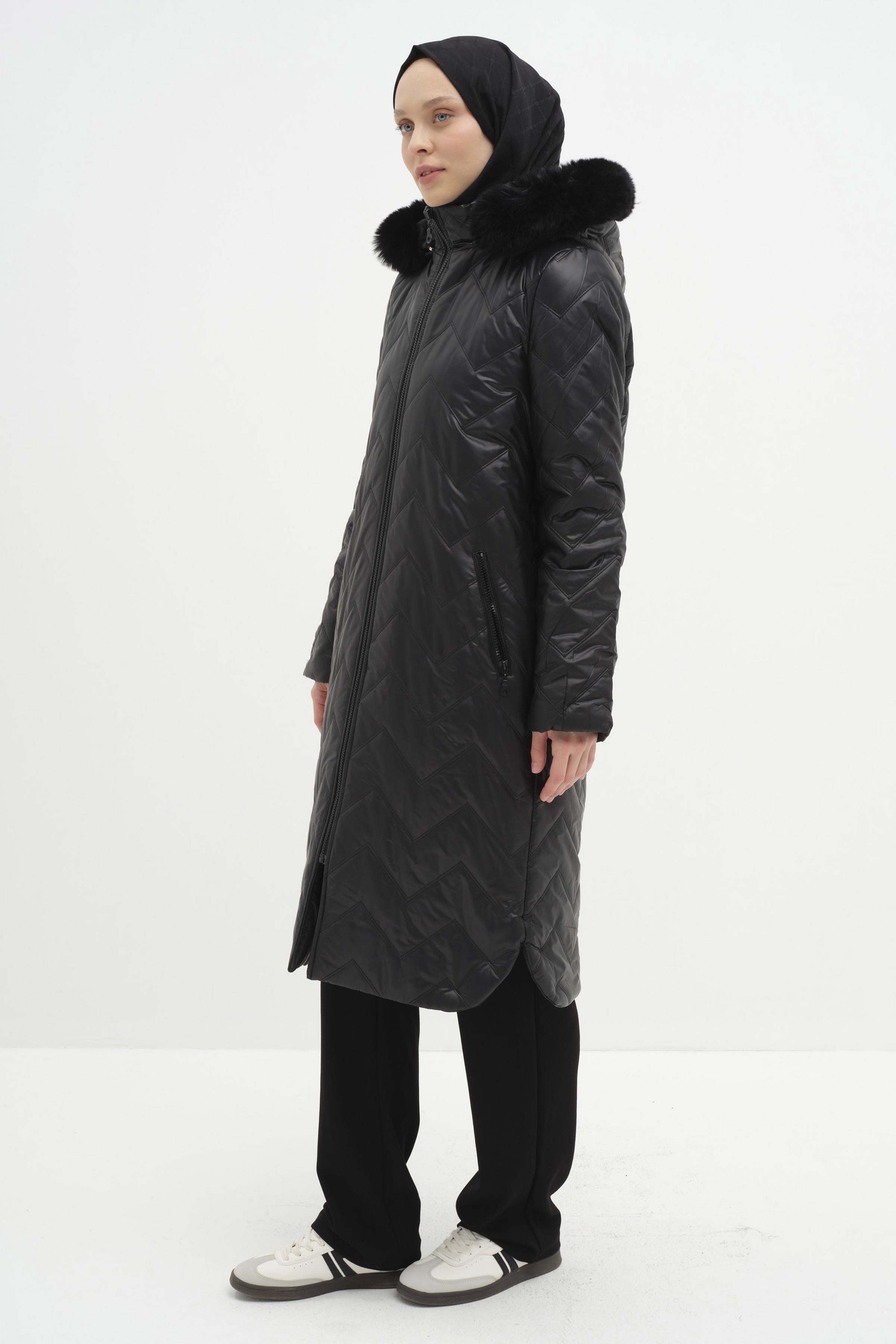 Kapüşonu Kürklü Kapitone Kaban - Siyah TUĞBA