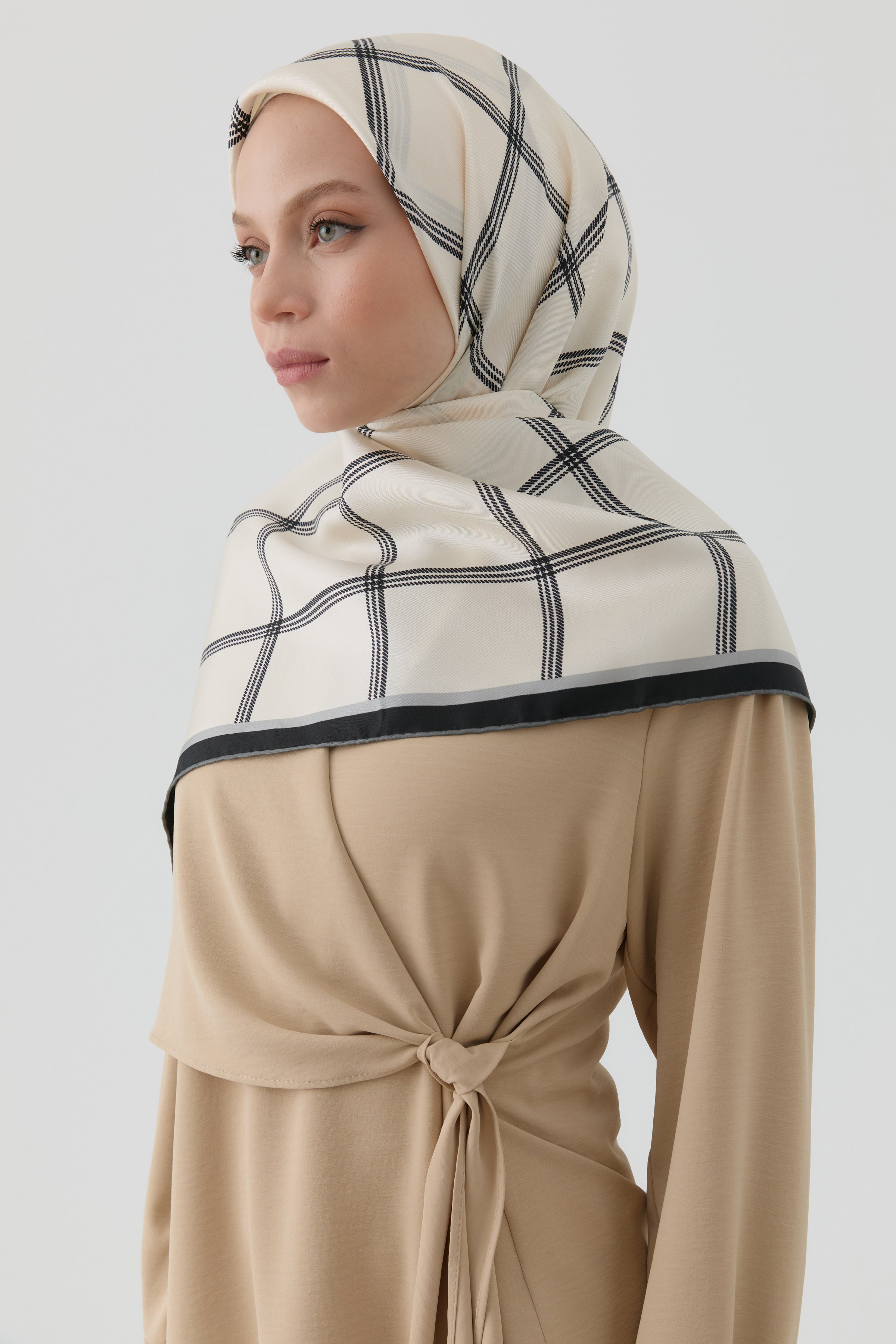 Kare Çizgi Desenli Twill İpek Eşarp - Beyaz TUGBA