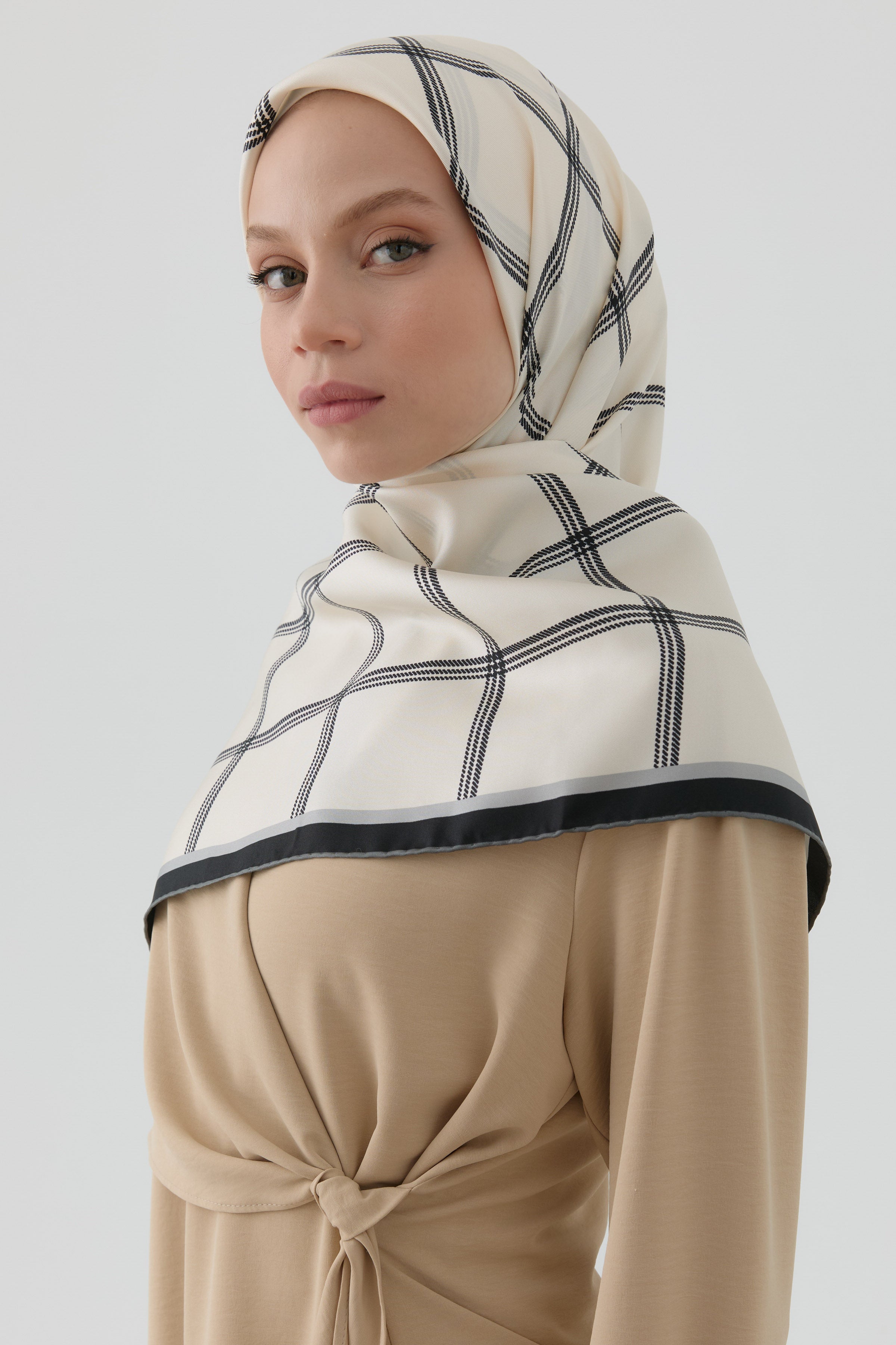 Kare Çizgi Desenli Twill İpek Eşarp - Beyaz TUGBA