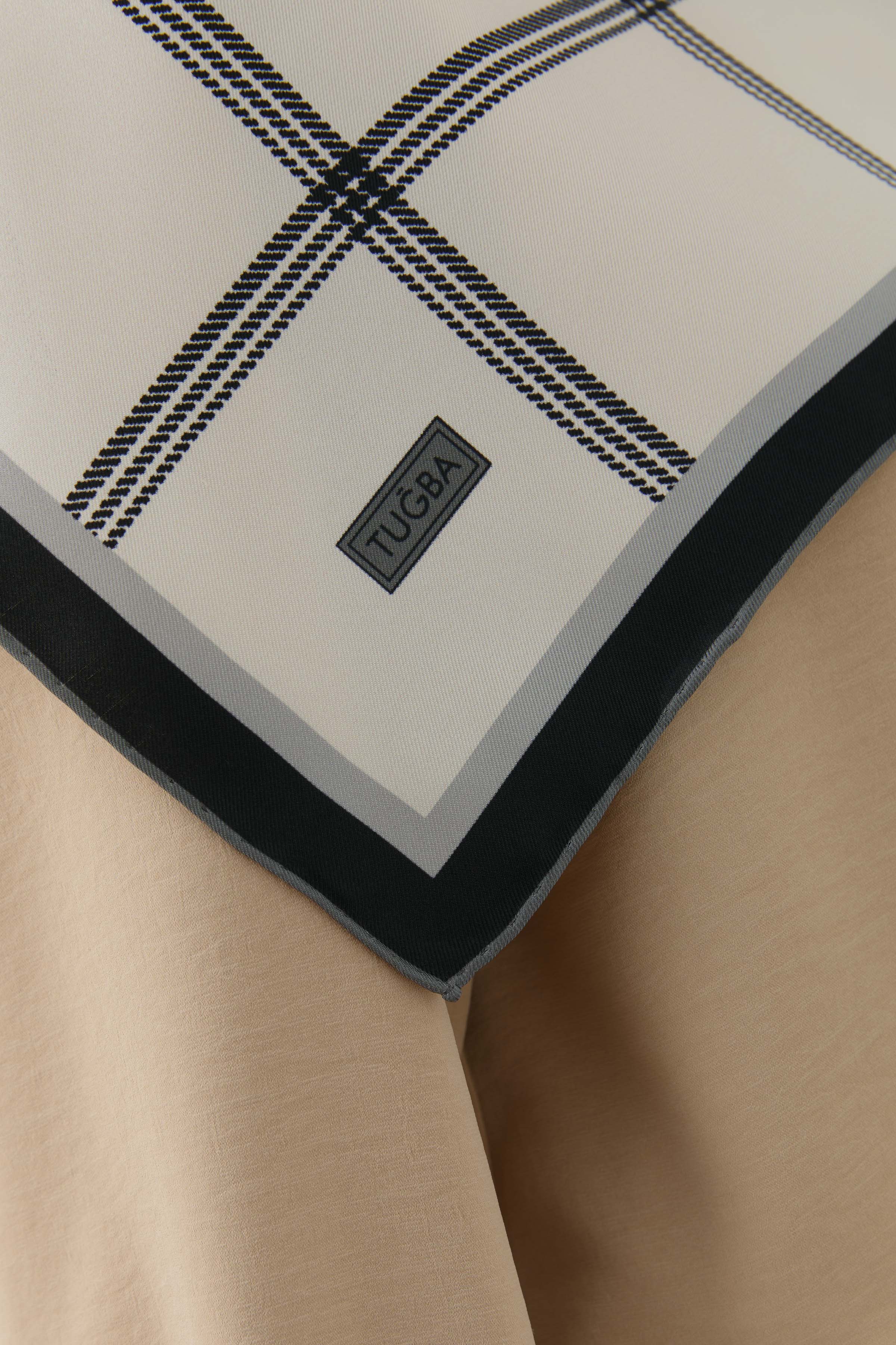 Kare Çizgi Desenli Twill İpek Eşarp - Beyaz TUGBA