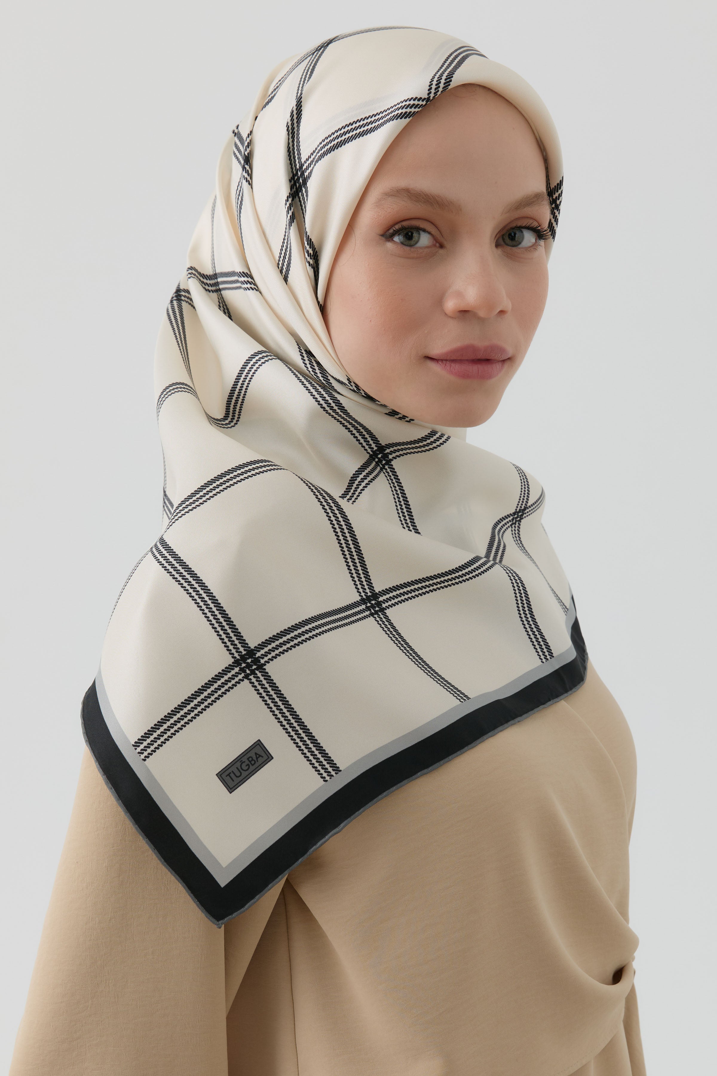 Kare Çizgi Desenli Twill İpek Eşarp - Beyaz TUGBA