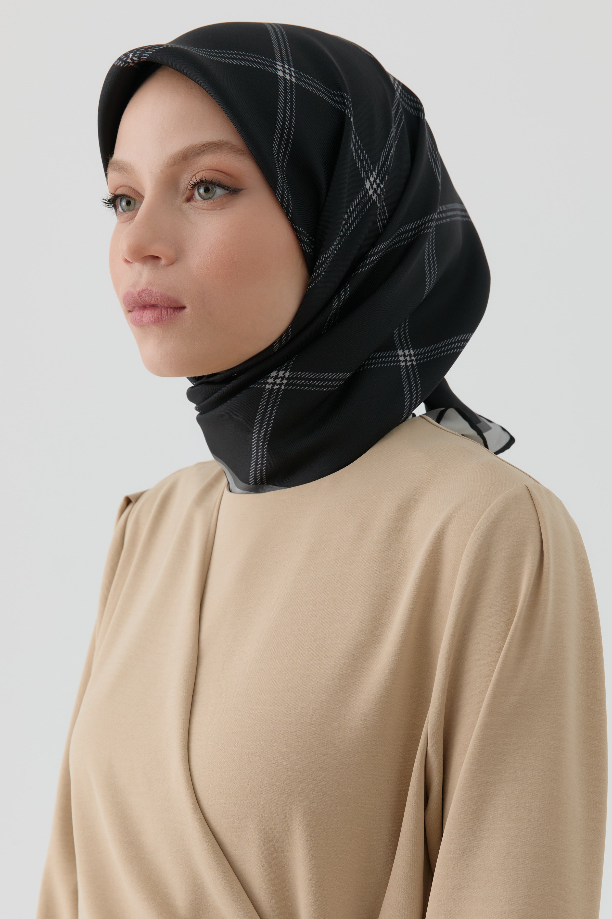 Kare Çizgi Desenli Twill İpek Eşarp - Siyah TUGBA