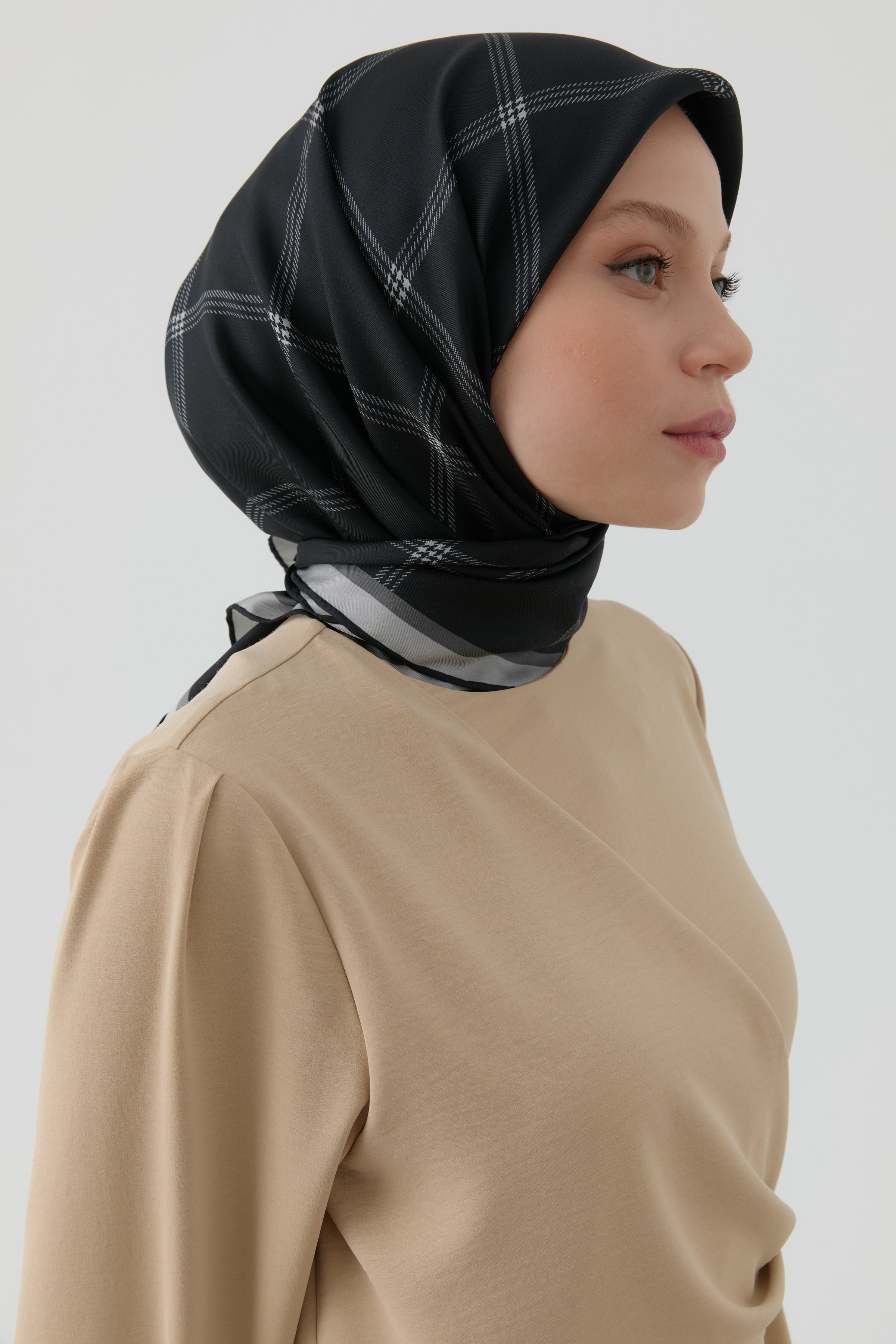 Kare Çizgi Desenli Twill İpek Eşarp - Siyah TUGBA