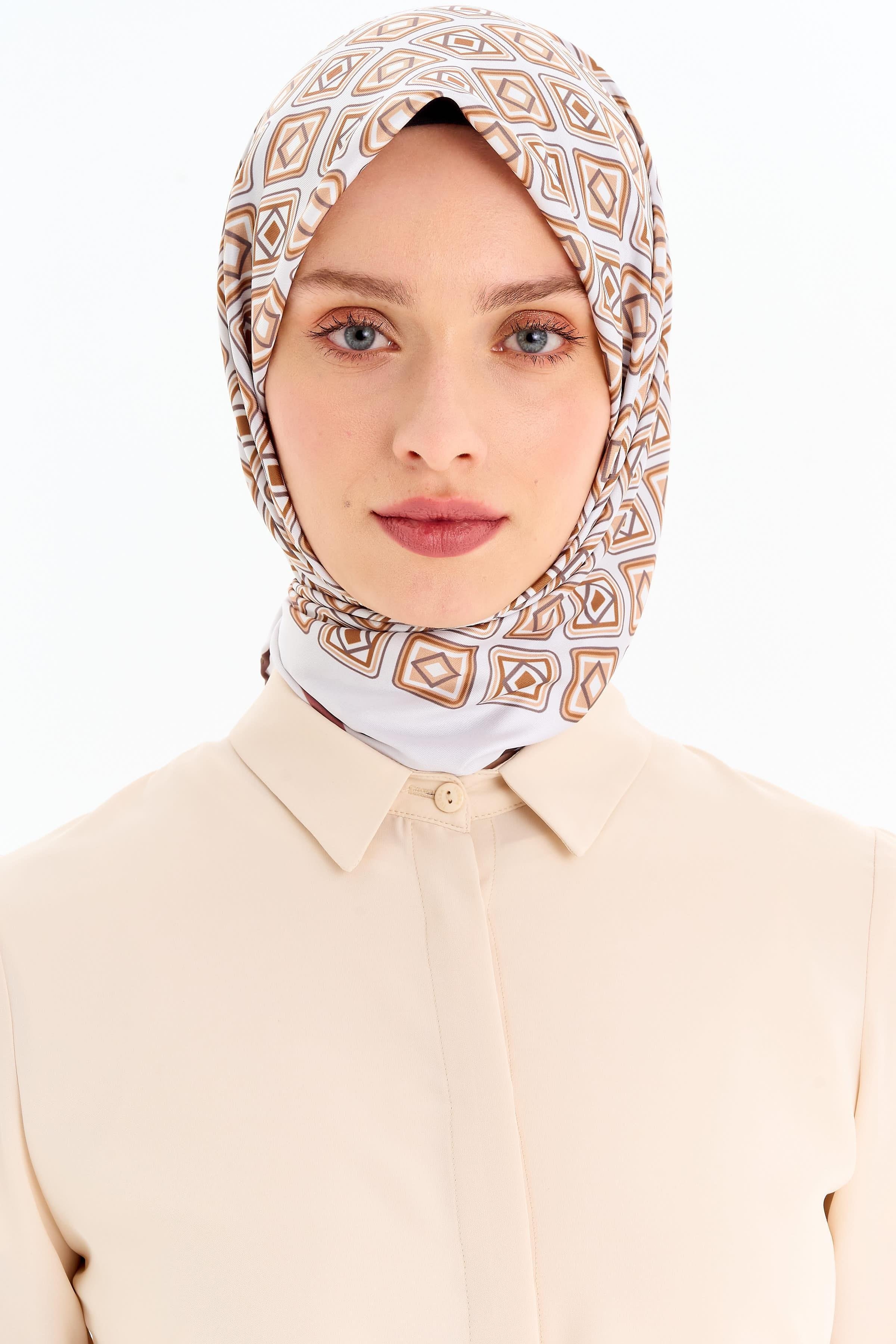 Karesel Desenli Stil Eşarp - Bej TUGBA