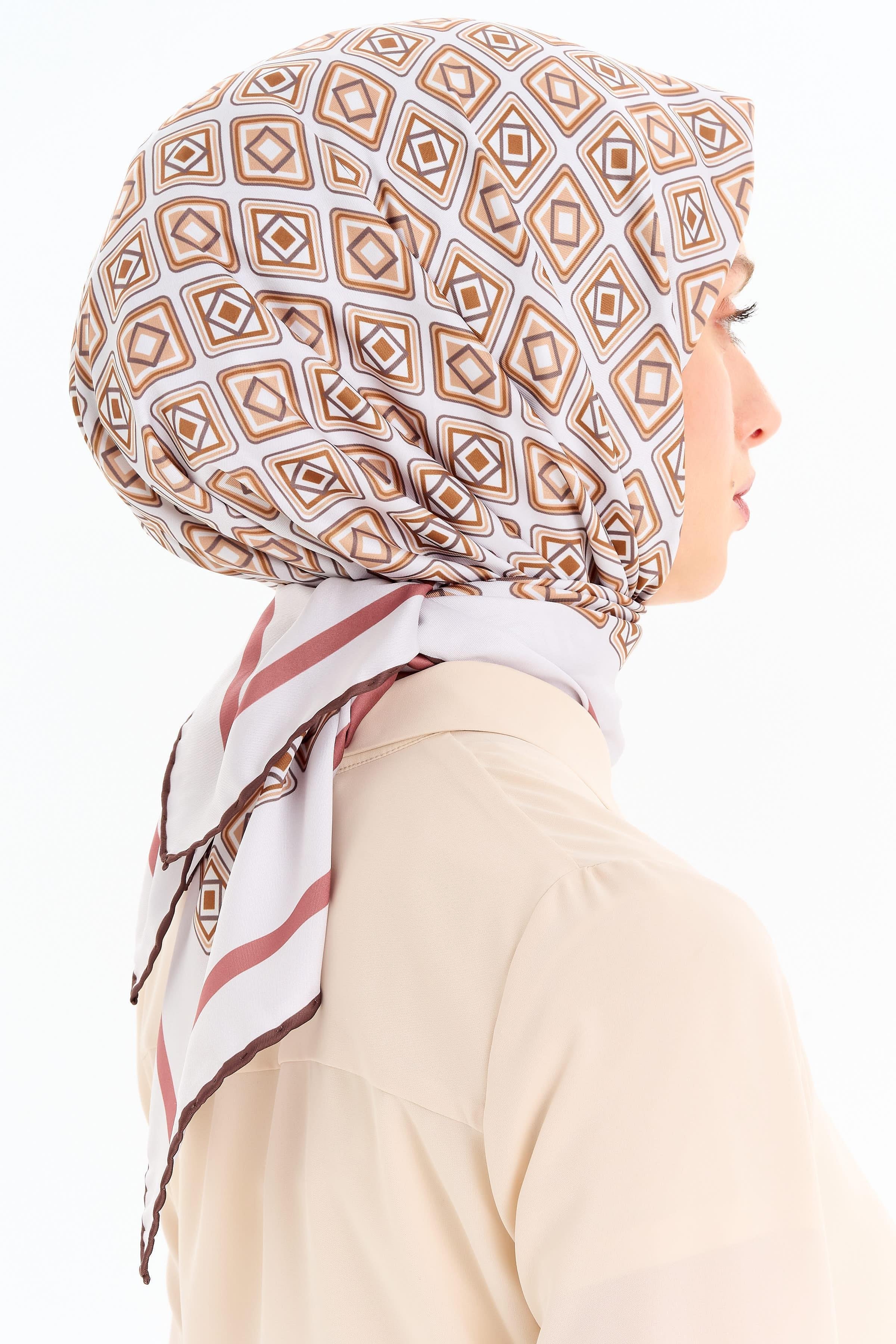 Karesel Desenli Stil Eşarp - Bej TUGBA