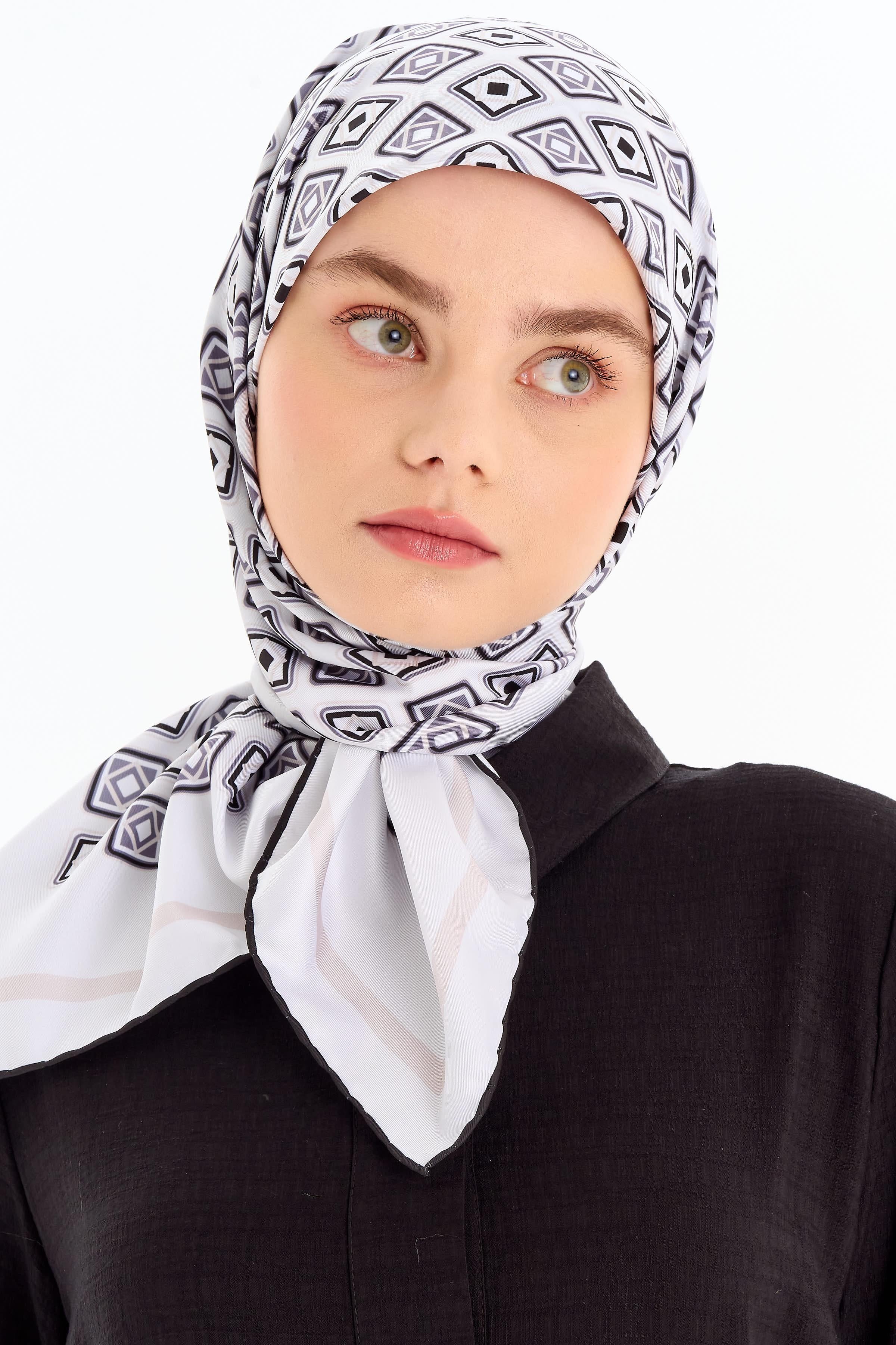 Karesel Desenli Stil Eşarp - Ekru TUGBA