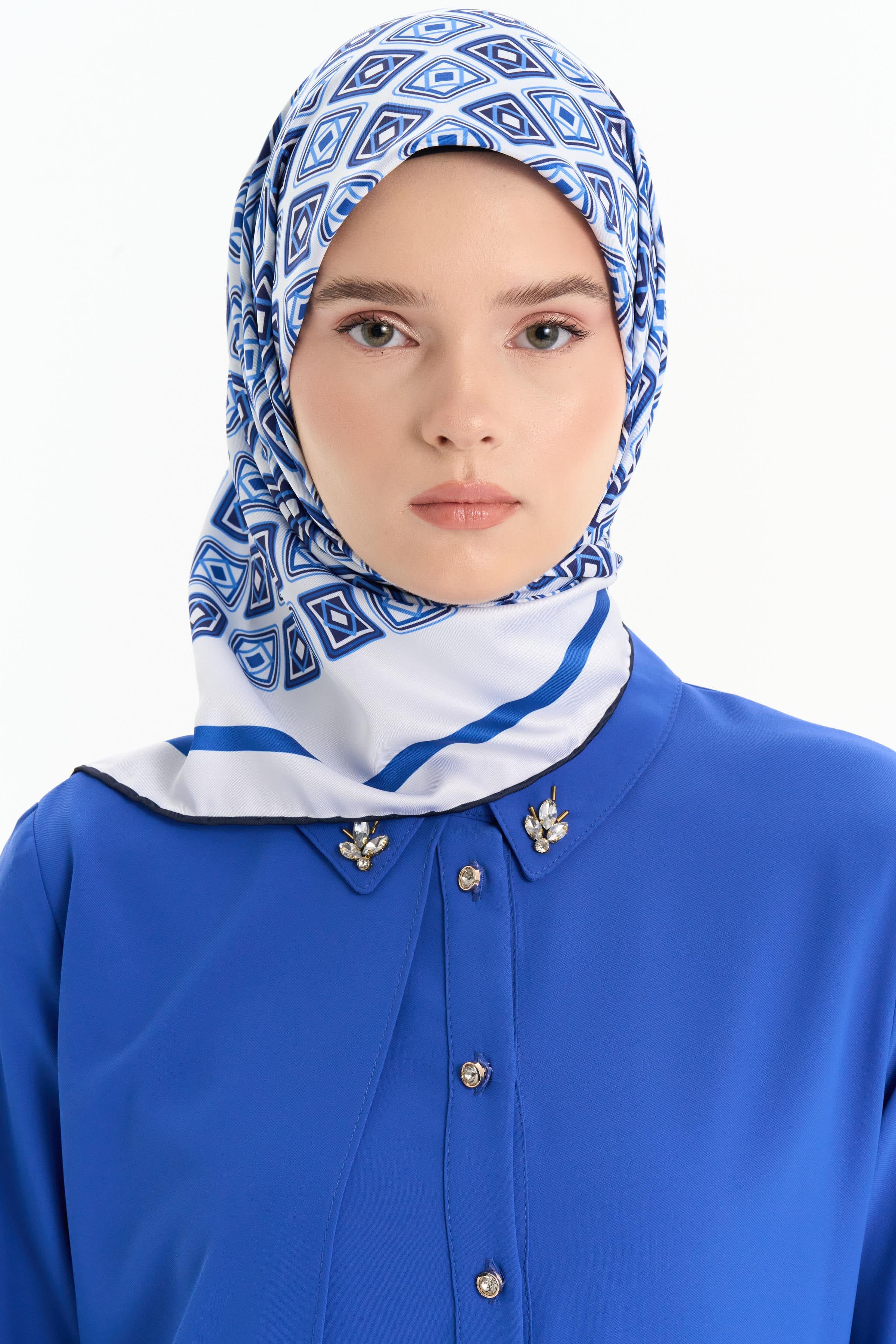 Karesel Desenli Stil Eşarp - İndigo TUGBA