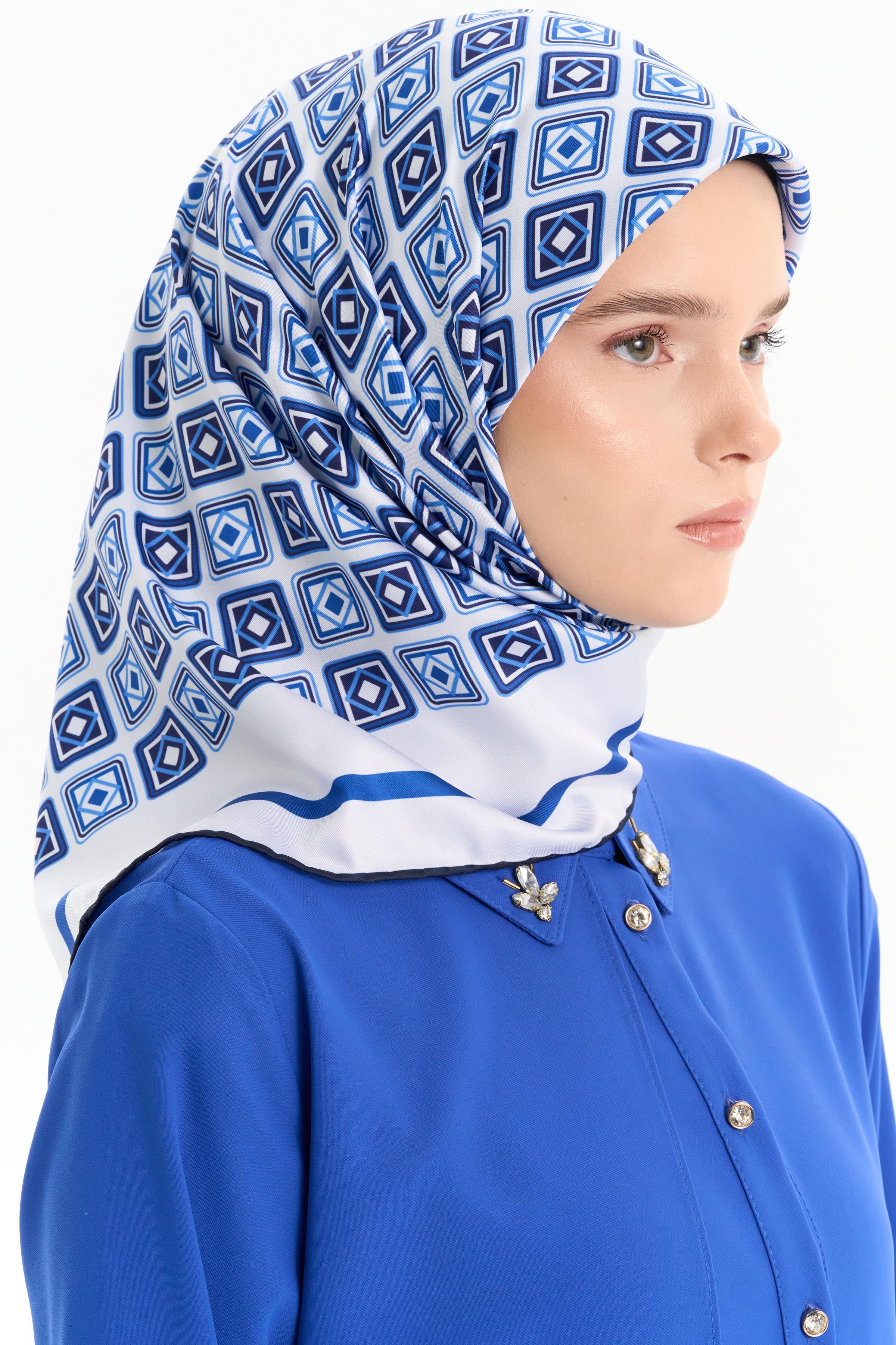 Karesel Desenli Stil Eşarp - İndigo TUGBA