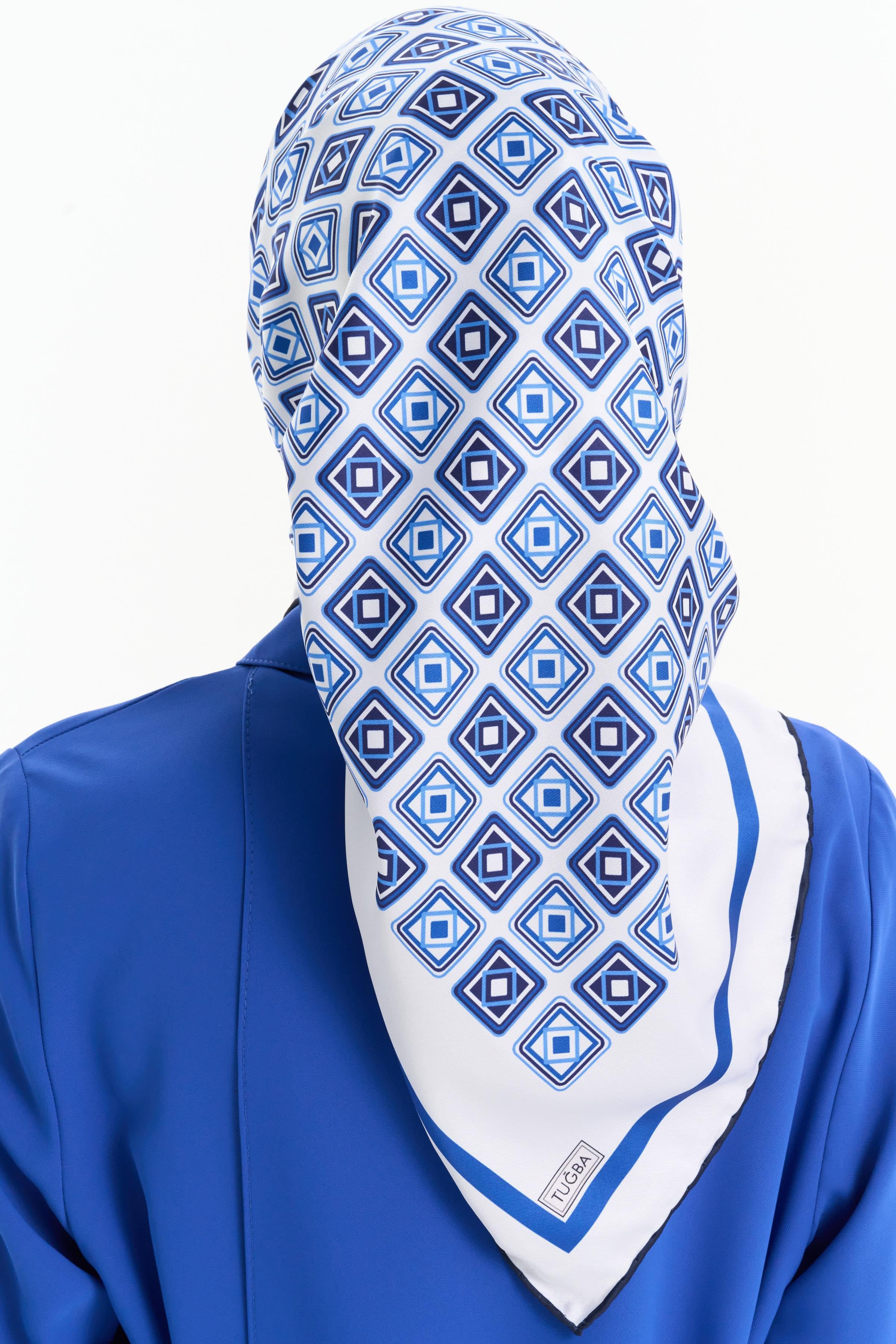 Karesel Desenli Stil Eşarp - İndigo TUGBA