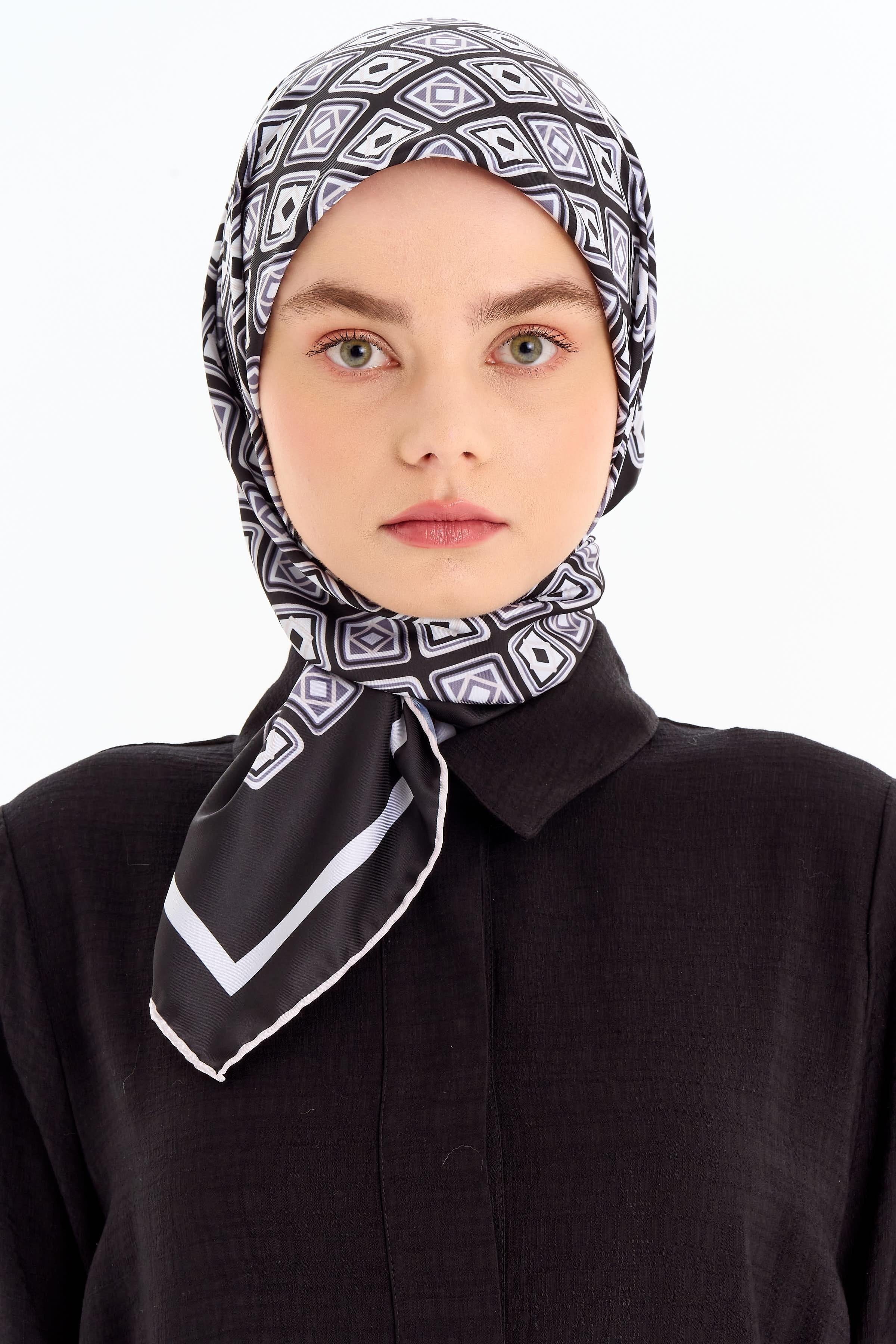 Karesel Desenli Stil Eşarp - Siyah TUGBA