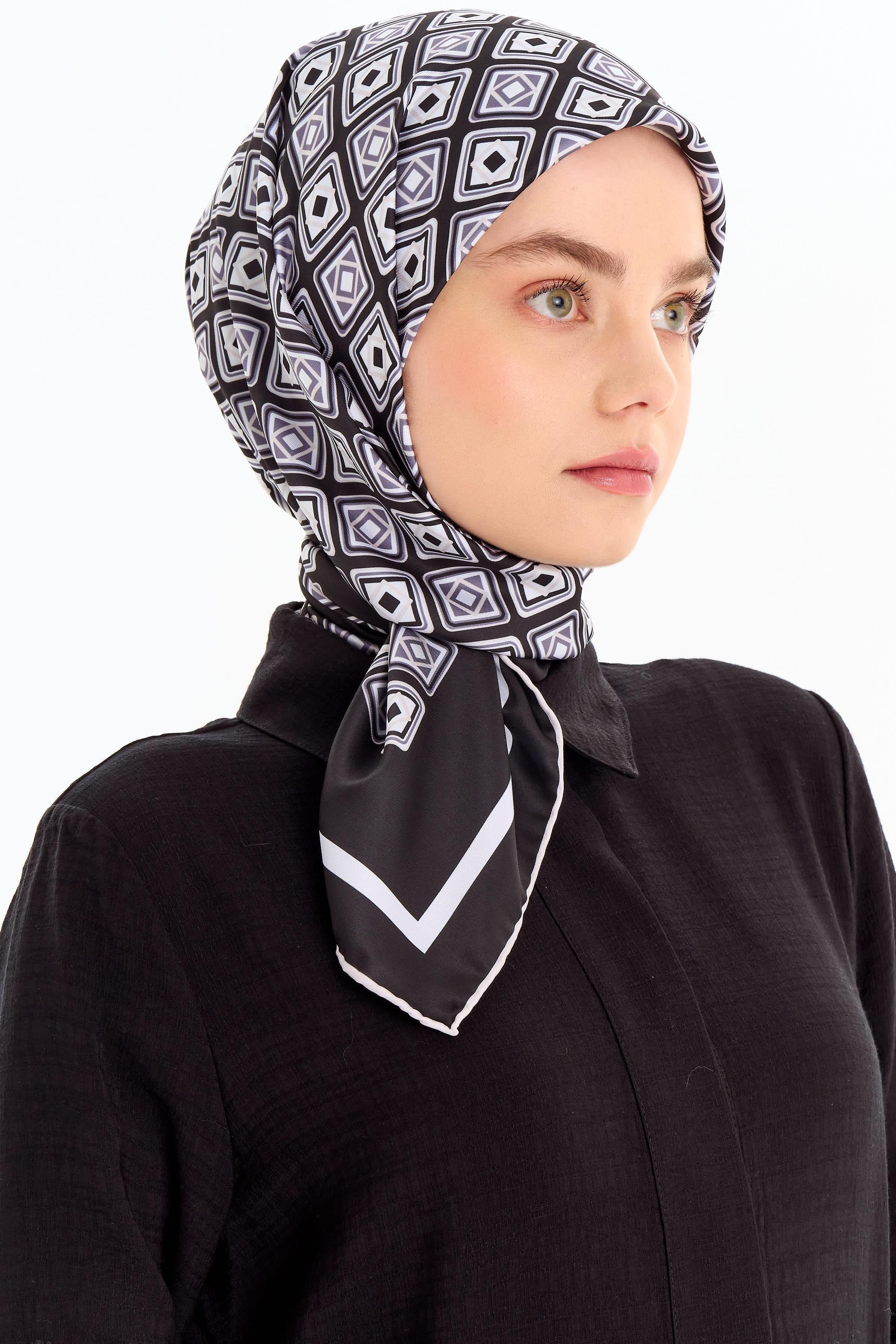 Karesel Desenli Stil Eşarp - Siyah TUGBA