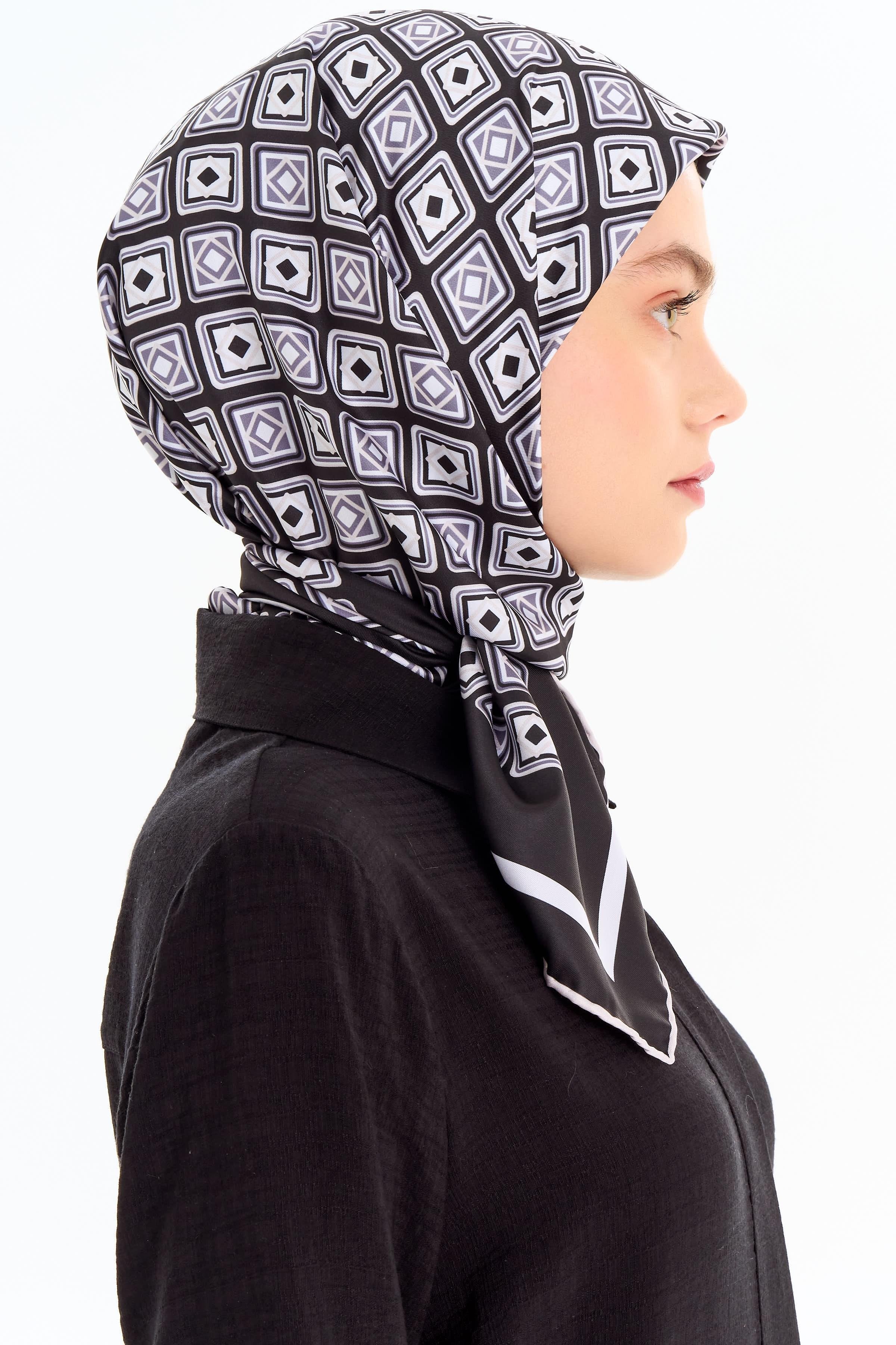 Karesel Desenli Stil Eşarp - Siyah TUGBA