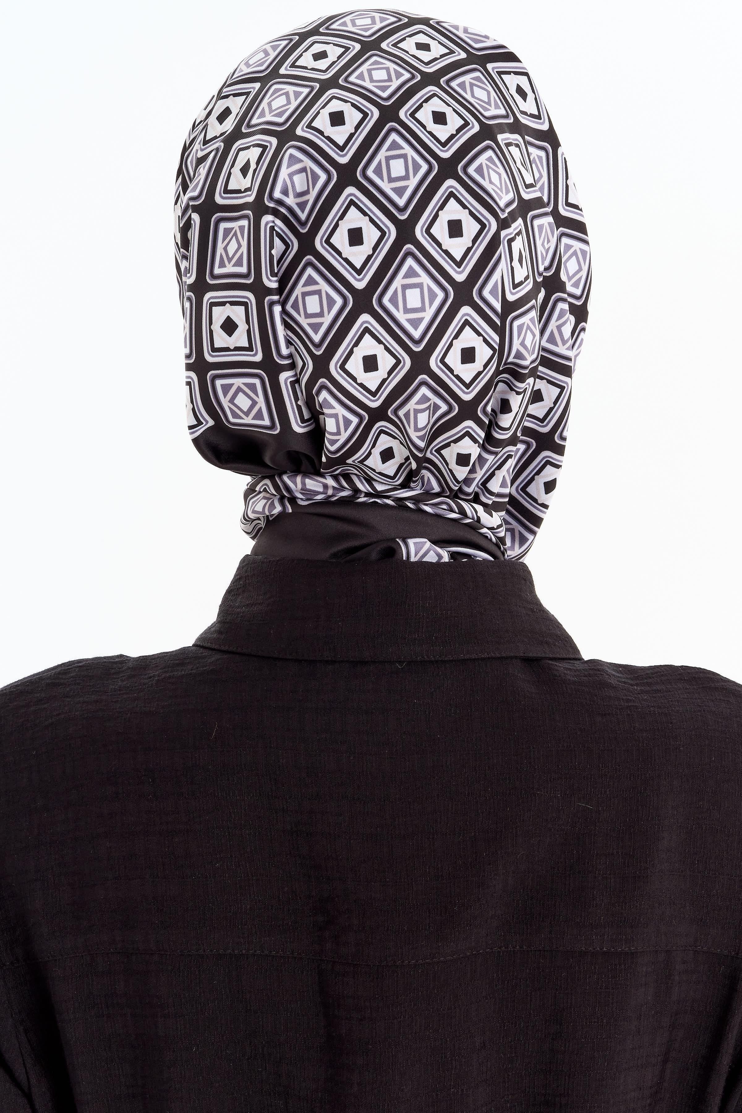 Karesel Desenli Stil Eşarp - Siyah TUGBA