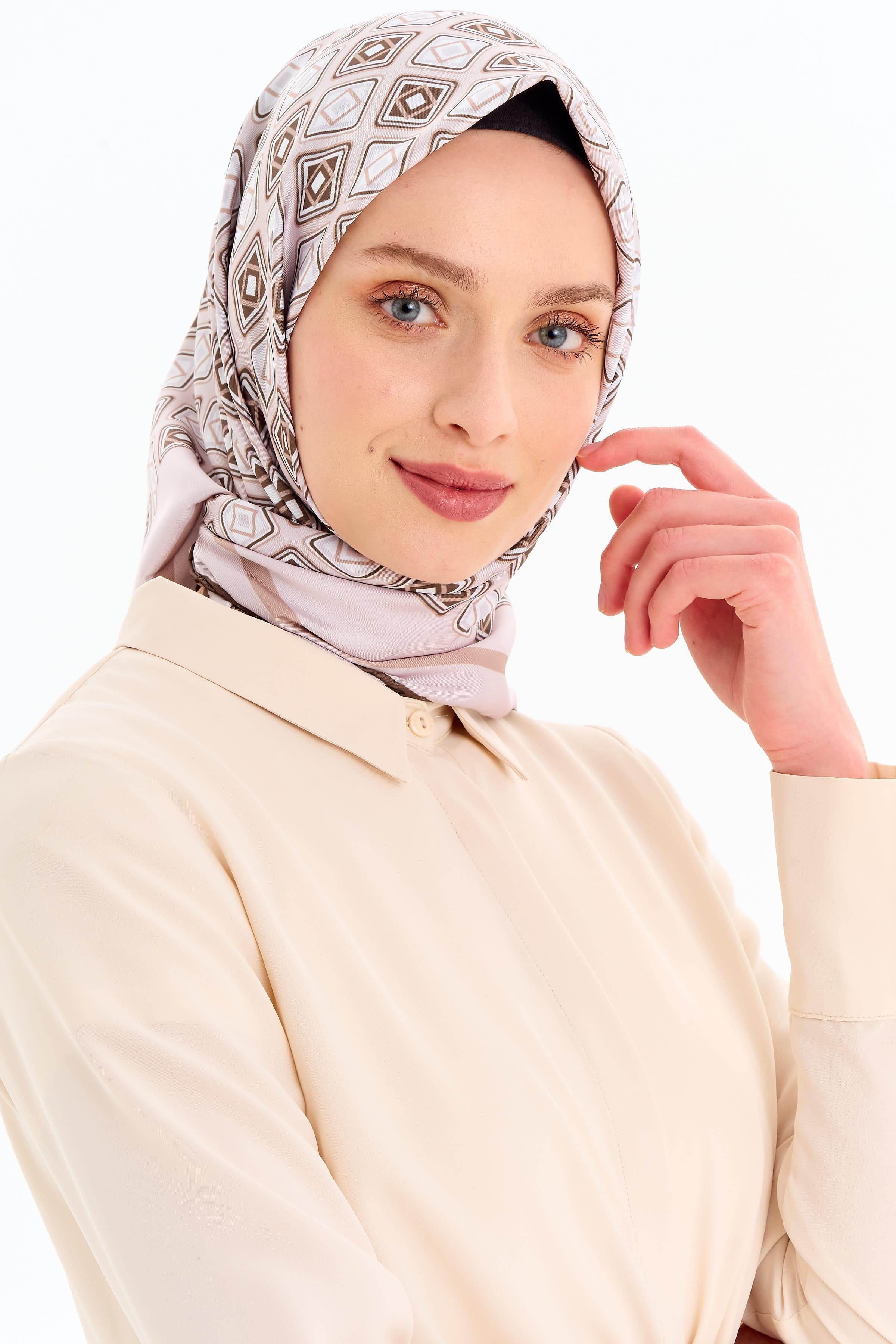 Karesel Desenli Stil Eşarp - Vizon TUGBA