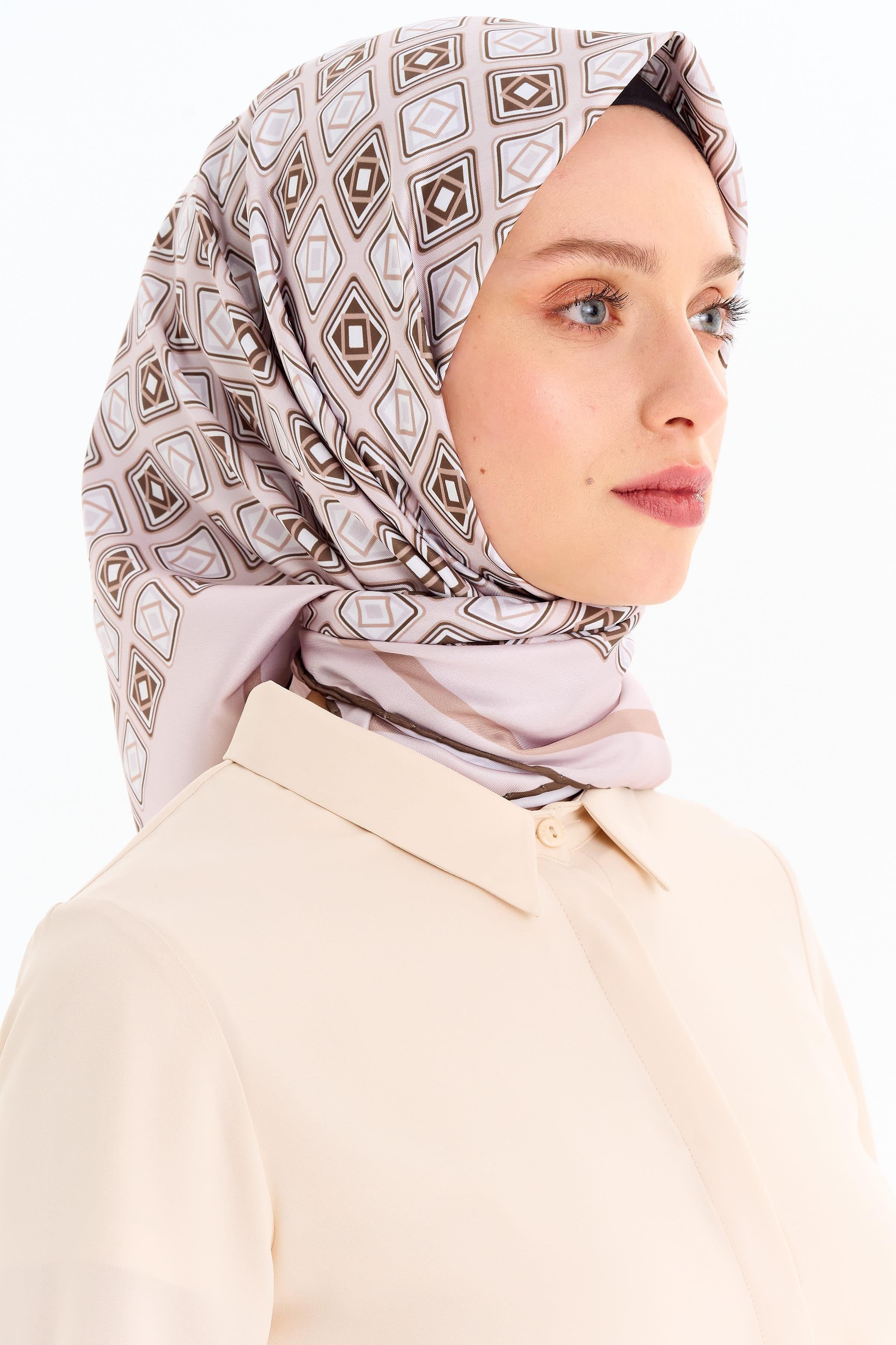 Karesel Desenli Stil Eşarp - Vizon TUGBA