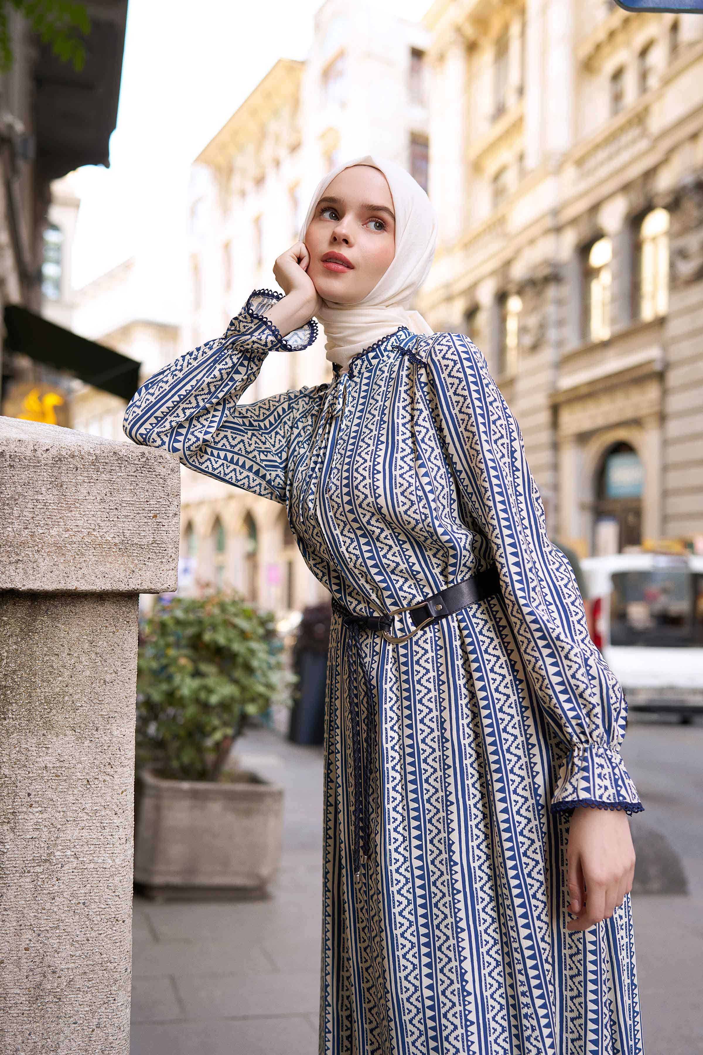 Kemerli Büzgü Detaylı Desenli Elbise - İndigo TUGBA