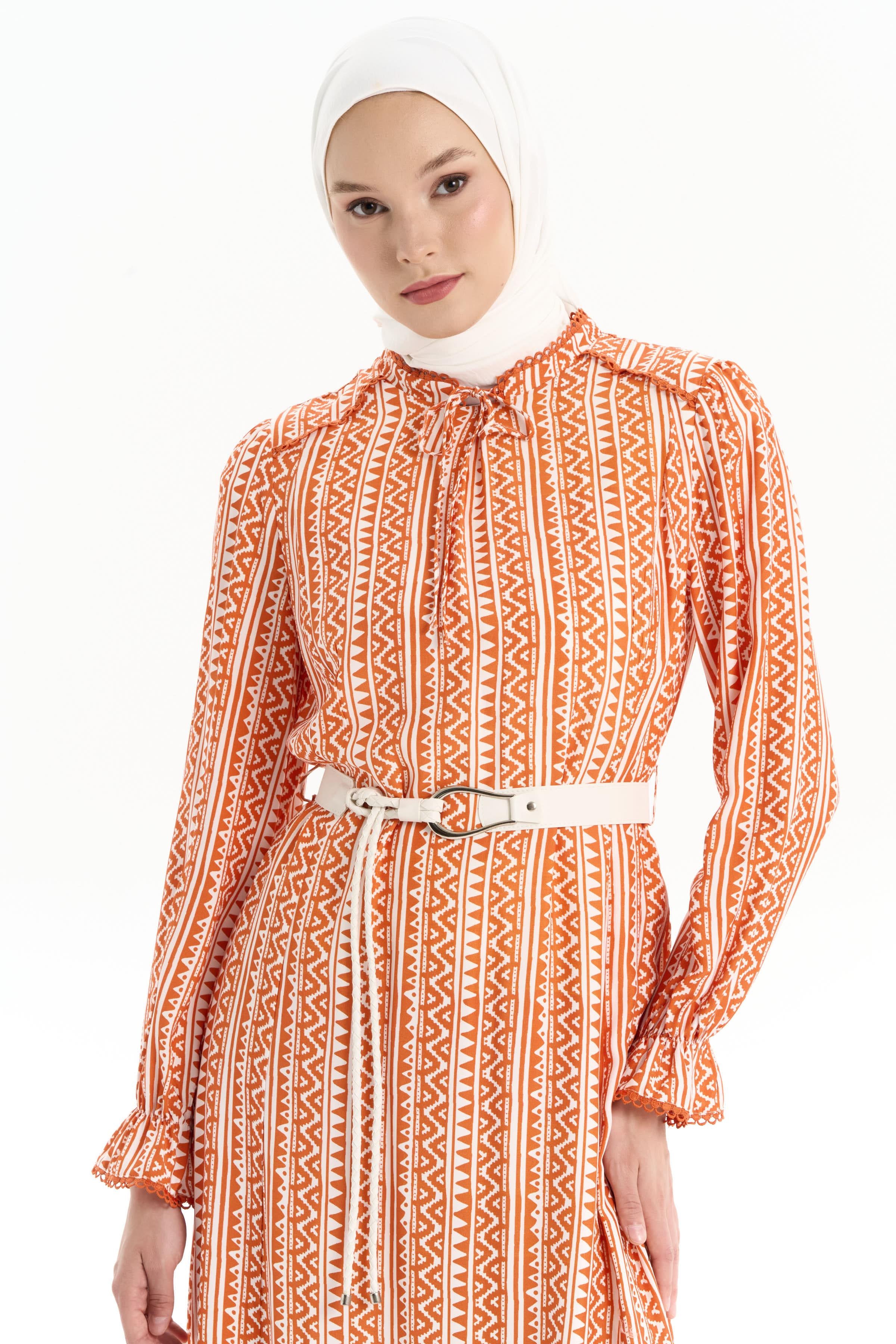 Kemerli Büzgü Detaylı Desenli Elbise - Kiremit TUGBA