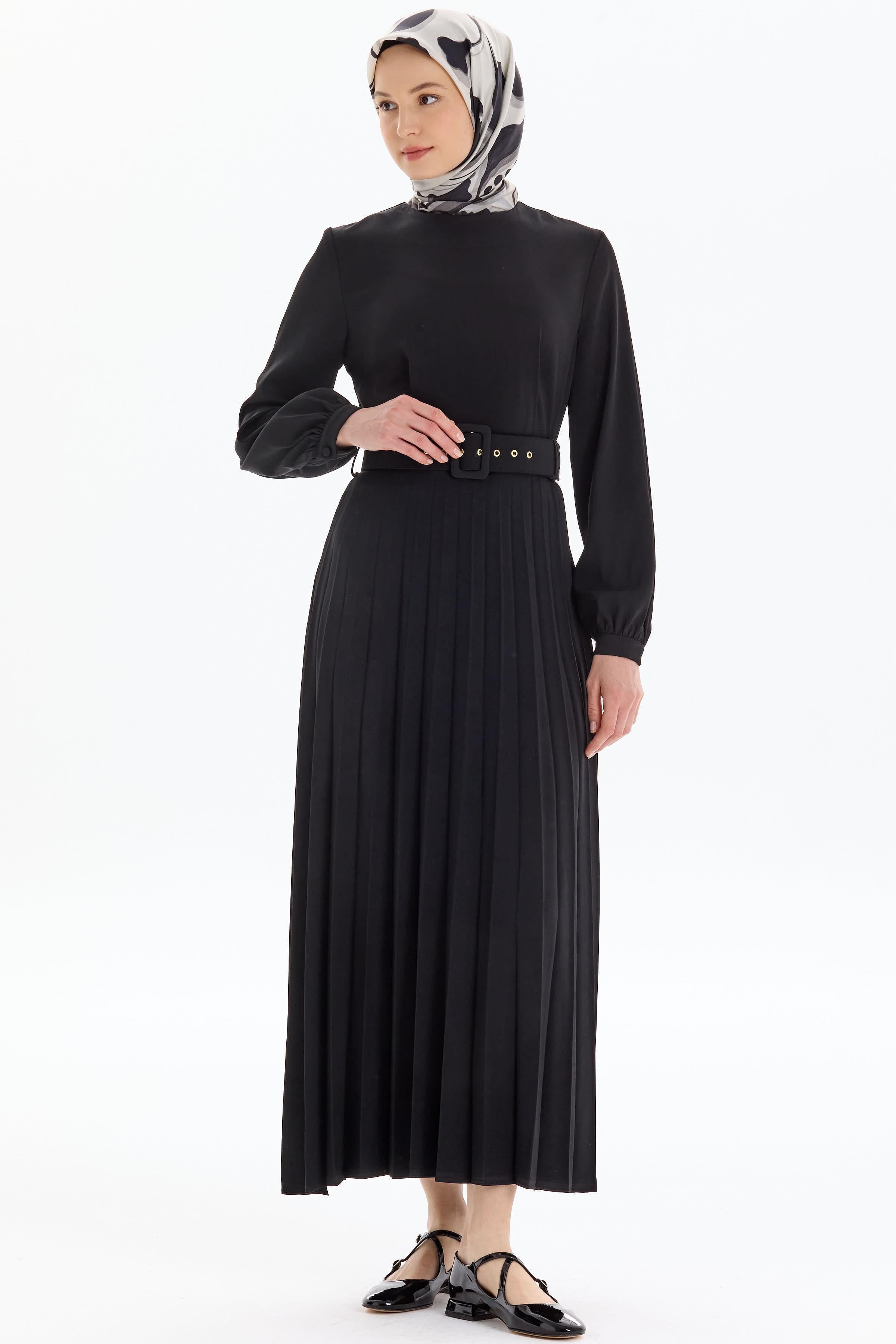 Kemerli Plisoley Etekli Elbise - Siyah TUGBA