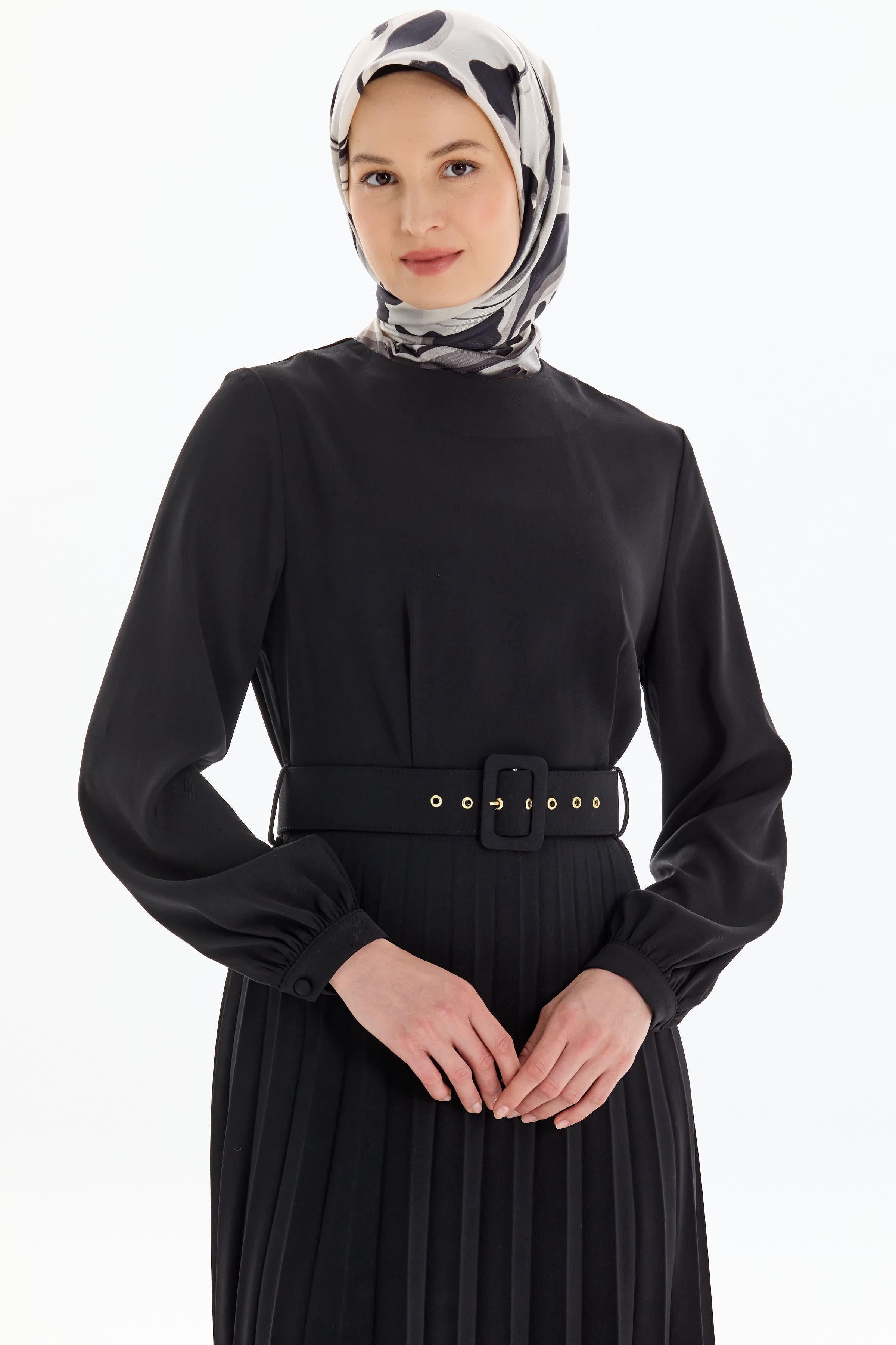 Kemerli Plisoley Etekli Elbise - Siyah TUGBA