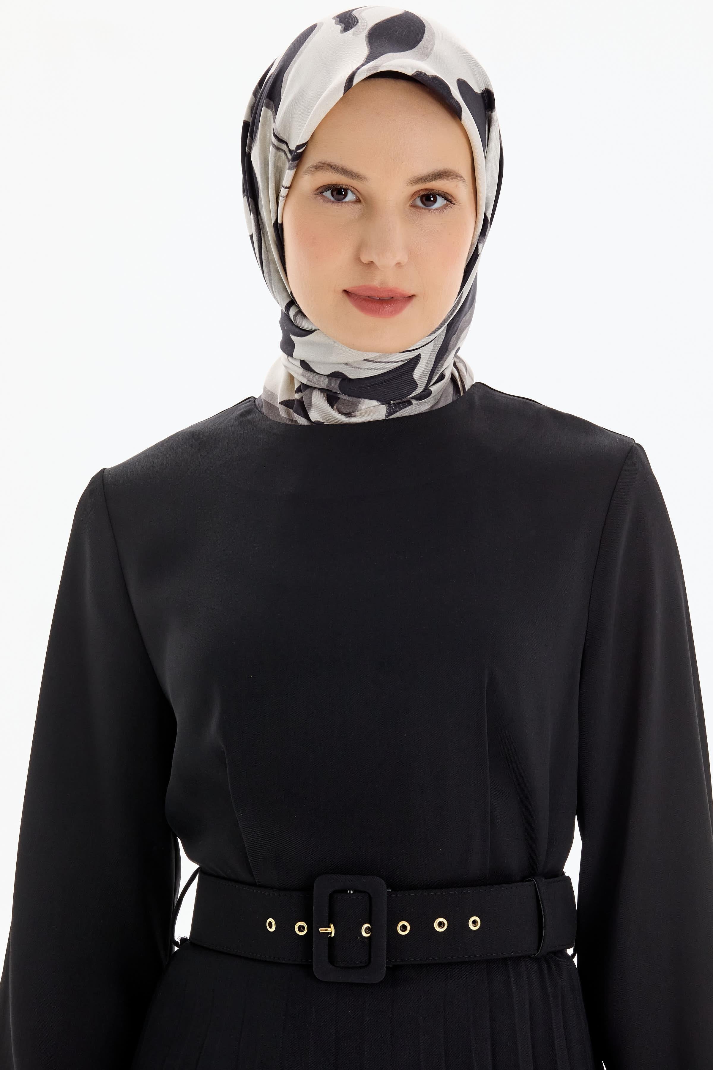 Kemerli Plisoley Etekli Elbise - Siyah TUGBA