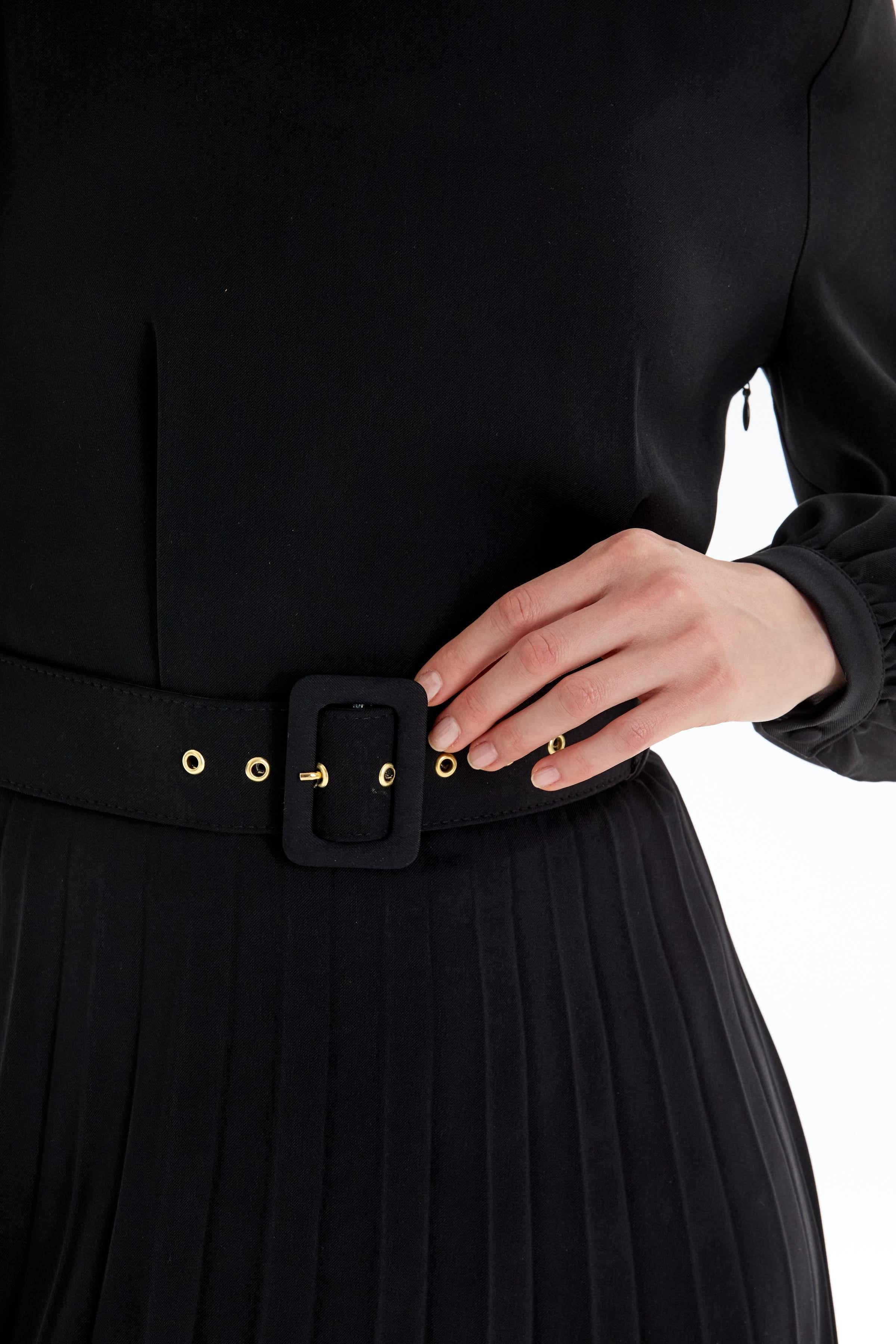 Kemerli Plisoley Etekli Elbise - Siyah TUGBA