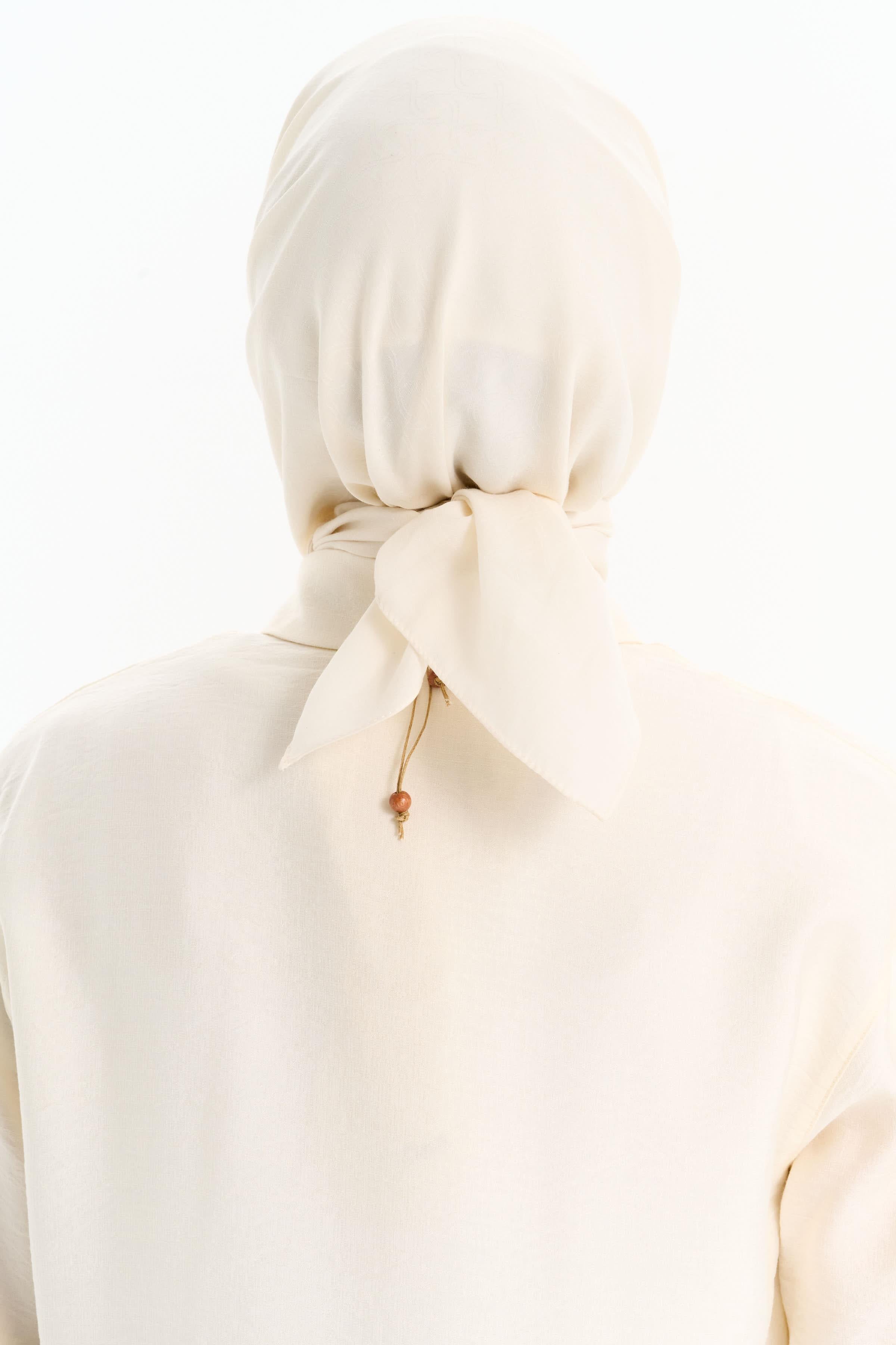 Kesik Detaylı Kolyeli Gömlek - Ekru TUGBA