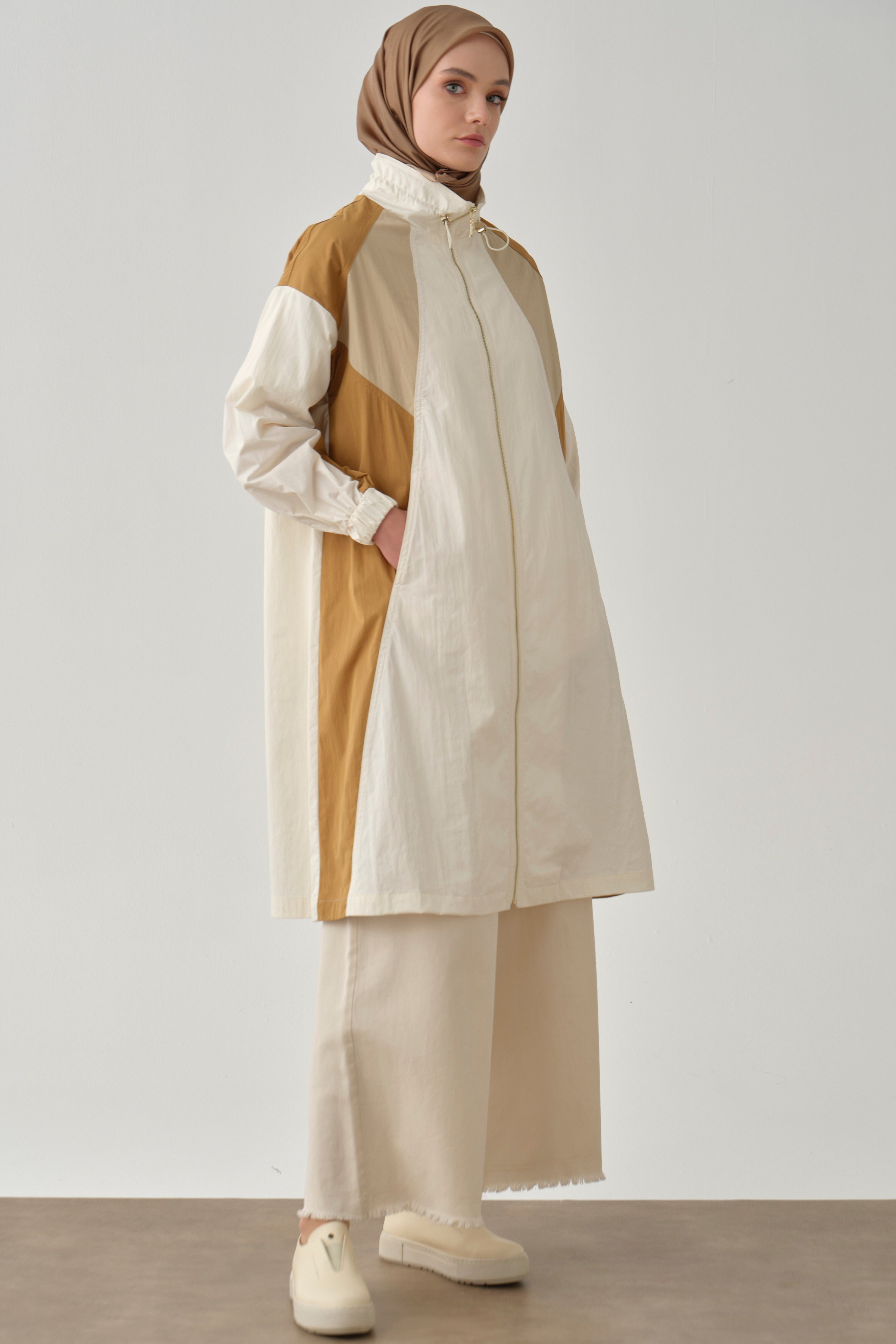 Kesik Detaylı Yağmurluk - Ekru-Camel TUGBA