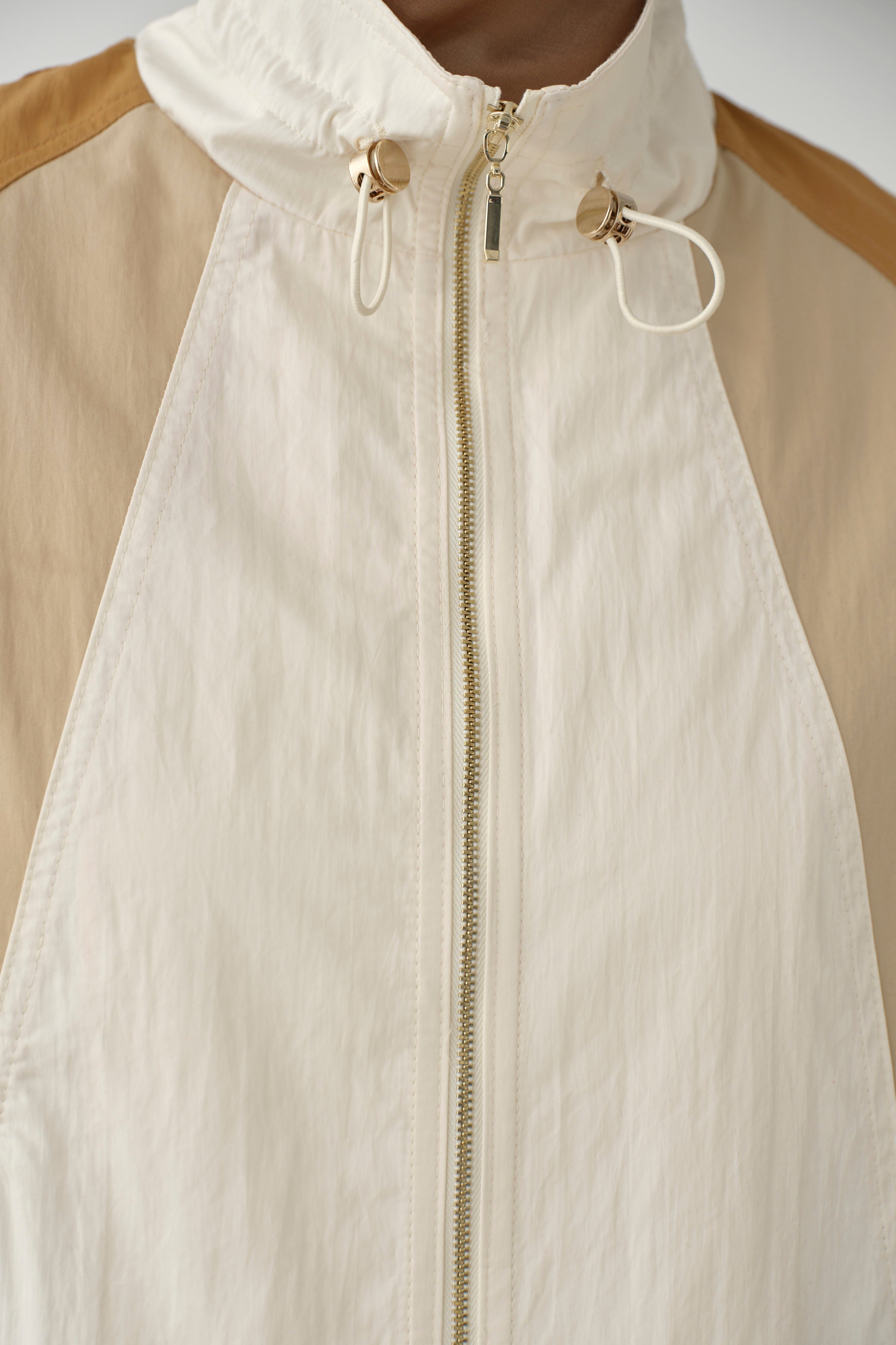 Kesik Detaylı Yağmurluk - Ekru-Camel TUGBA