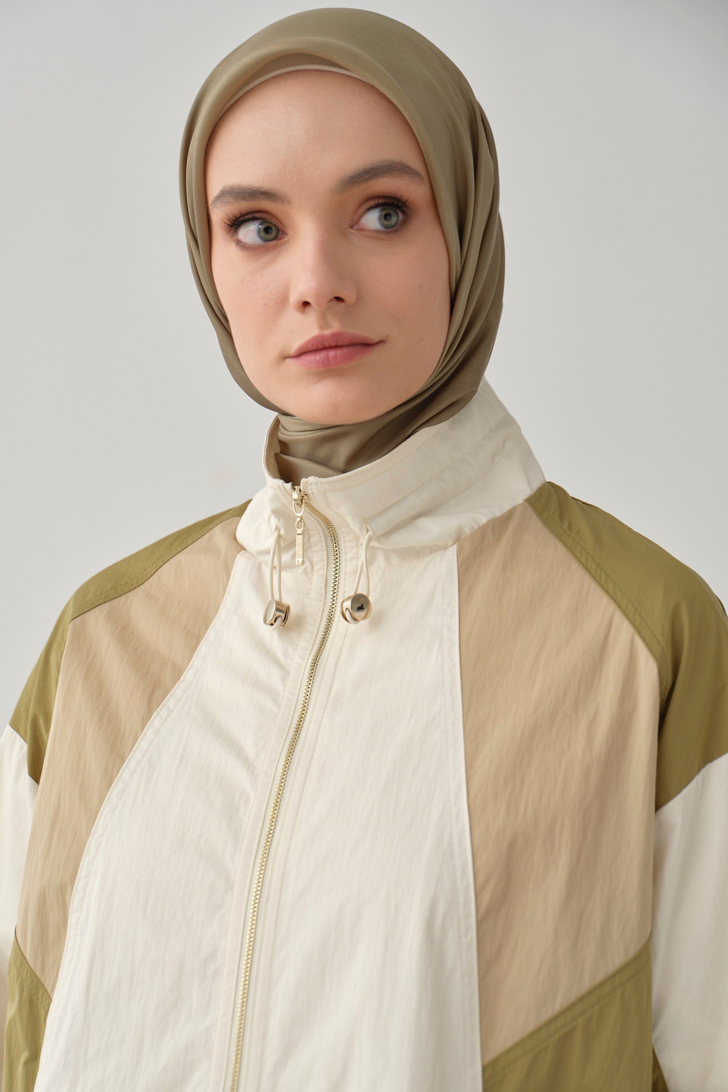 Kesik Detaylı Yağmurluk - Ekru - Olive TUGBA