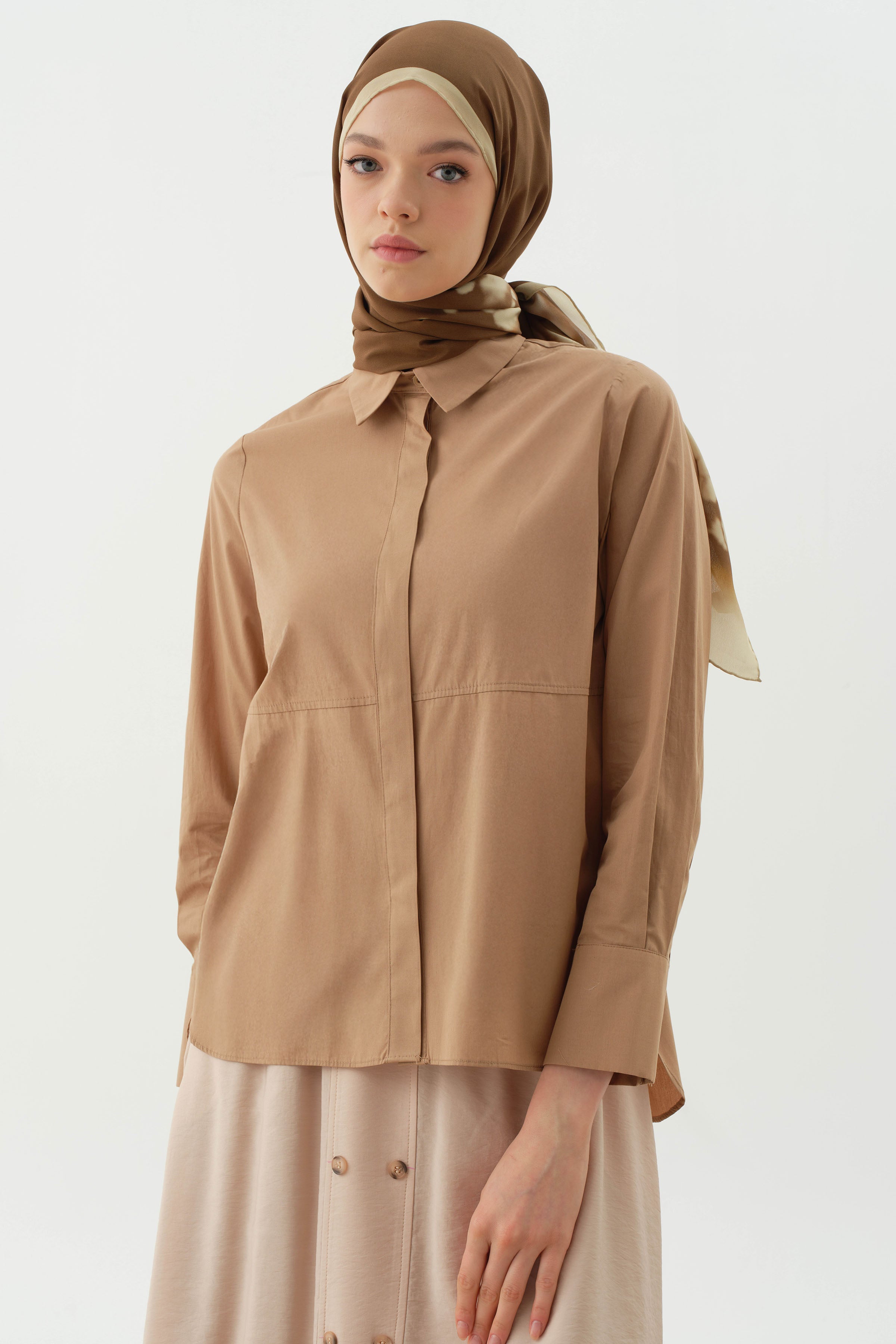 Kesik Detaylı Yırtmaçlı Gömlek - Camel TUGBA