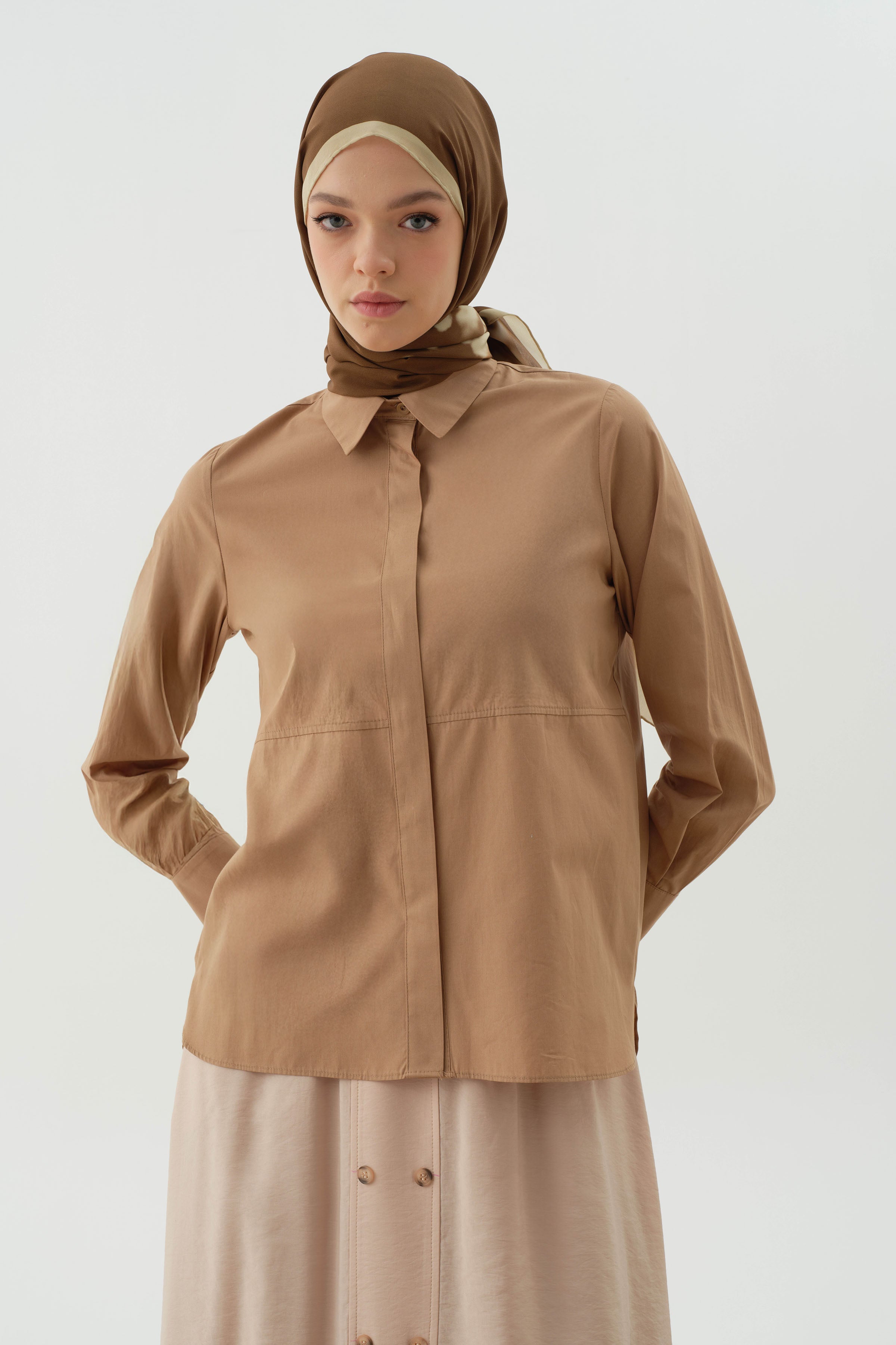 Kesik Detaylı Yırtmaçlı Gömlek - Camel TUGBA