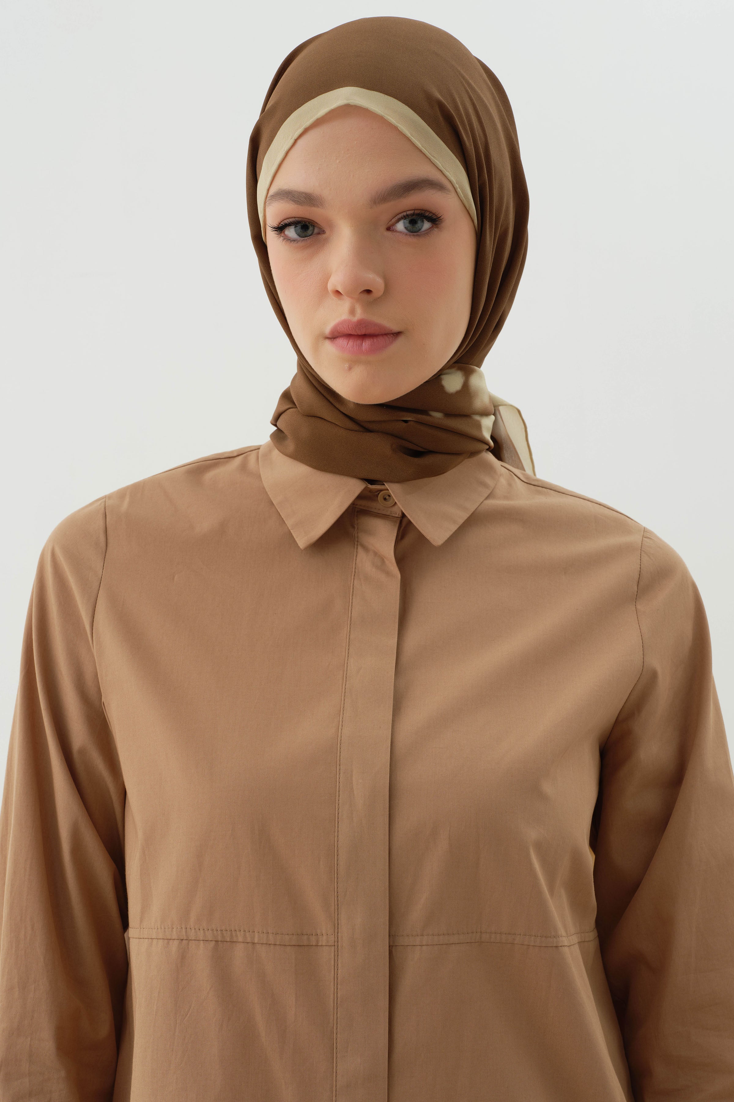 Kesik Detaylı Yırtmaçlı Gömlek - Camel TUGBA