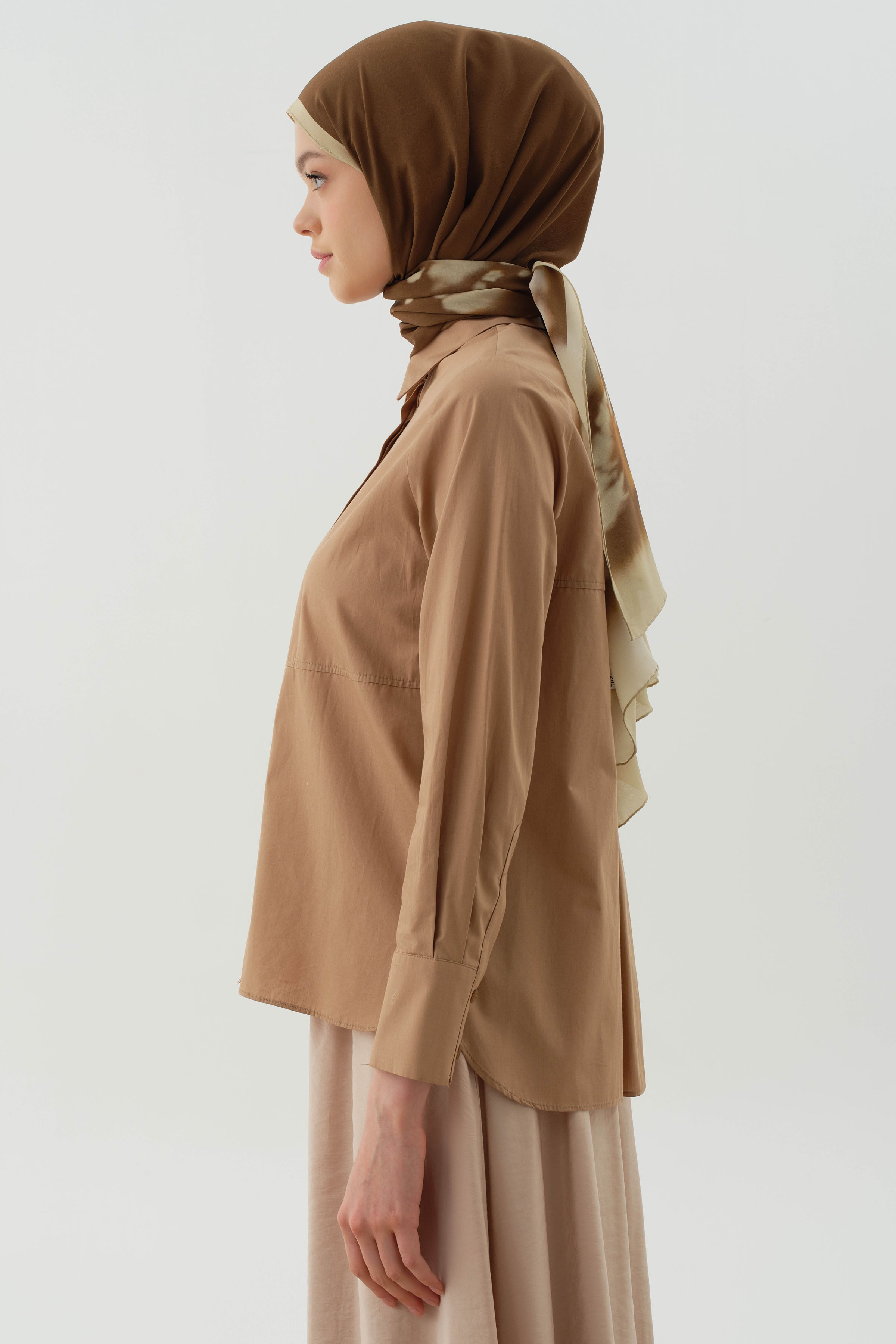 Kesik Detaylı Yırtmaçlı Gömlek - Camel TUGBA