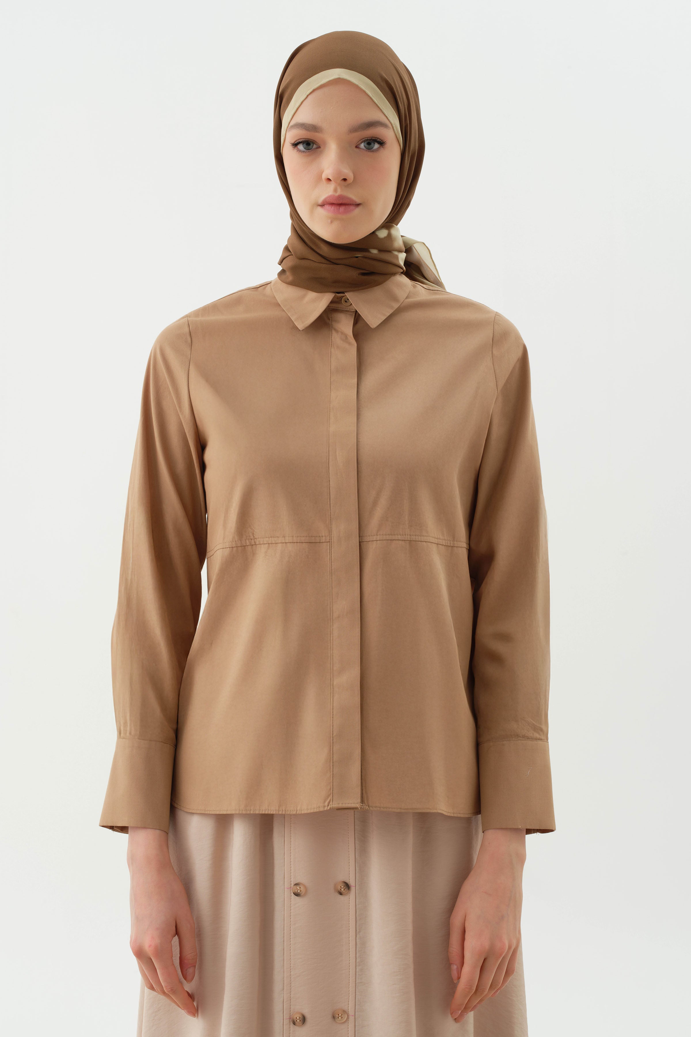 Kesik Detaylı Yırtmaçlı Gömlek - Camel TUGBA