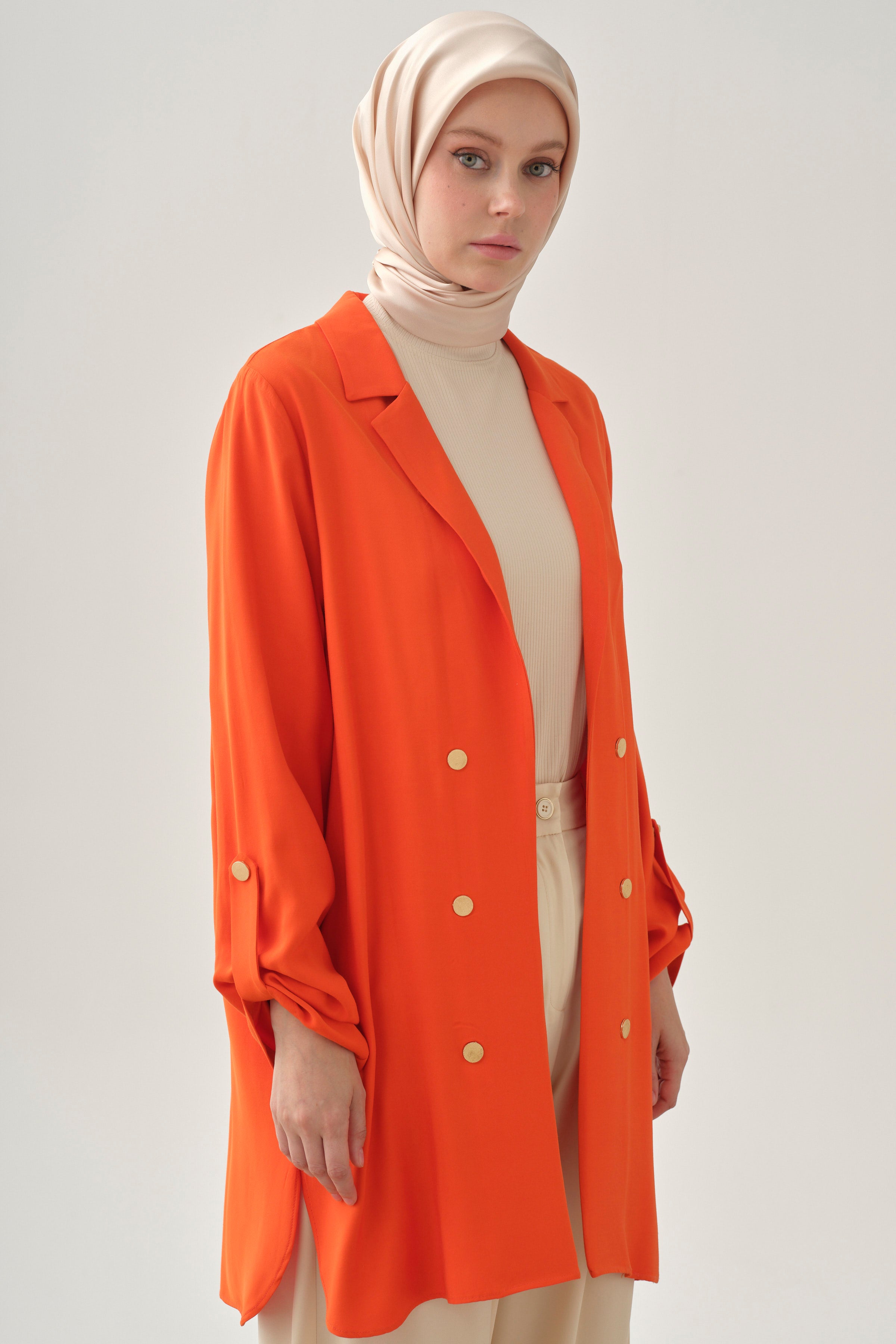 Kollar Bant Detaylı Yırtmaçlı Ceket - Mercan TUGBA