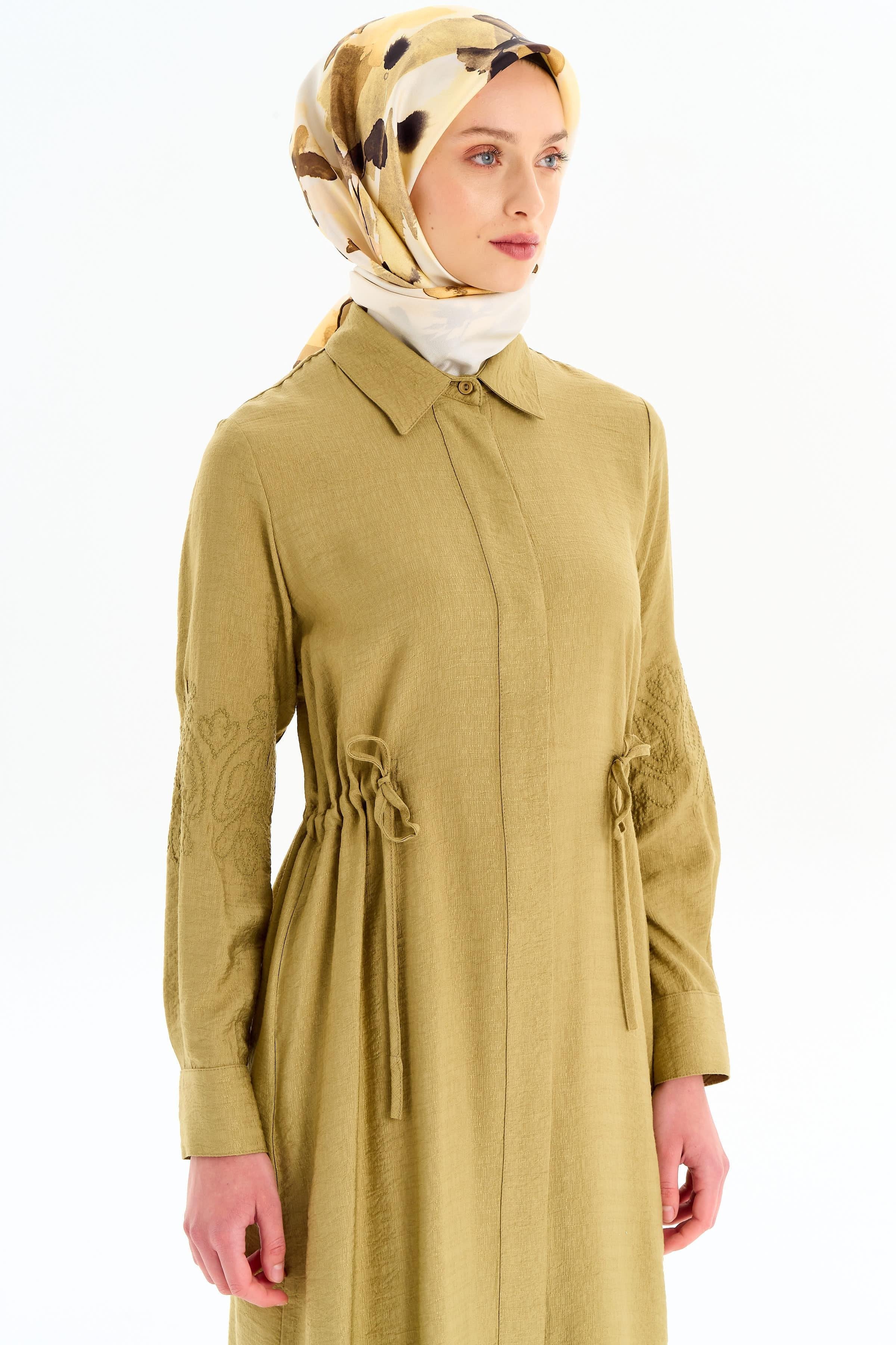 Kollar Nakış Detaylı Yırtmaçlı Giy-Çık - Haki TUGBA